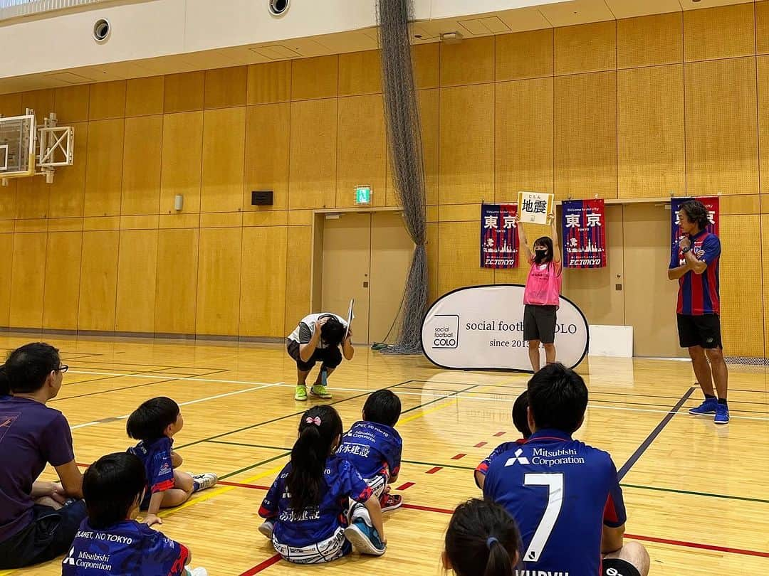 石川直宏さんのインスタグラム写真 - (石川直宏Instagram)「『港区な日』  港区で初の防災サッカー⛑️⚽️ 元気いっぱいに、楽しみながら防災について学んでくれました✨ 積極的な発言もありがとう👏  お昼は麻布十番に移動して、更科堀井で蕎麦😋 スタッフが持っていくポスターをお店に貼ってくれています💙❤️  多摩川でイベントのあったドロンパを、たぬき煎餅前で待ち伏せ😏  お店では煎餅奢らされました🍘🤑  #防災サッカー #SocialFootballCOLO #HITOTOWA #ディフェンスさぼんなよ #ディフェンスアクションアンバサダー #fctokyo #FC東京 #Tokyo #東京 #Minatoku #港区 #azabujuban #麻布十番 #麻布ジュバーン #東京が熱狂 #更科堀井  #たぬき煎餅 #FC東京ファミリー #東京ドロンパ #ドロンパ #fctokyoclubcommunicator  #FC東京クラブコミュニケーター #NaohiroIshikawa #石川直宏」9月14日 18時06分 - sgss.18