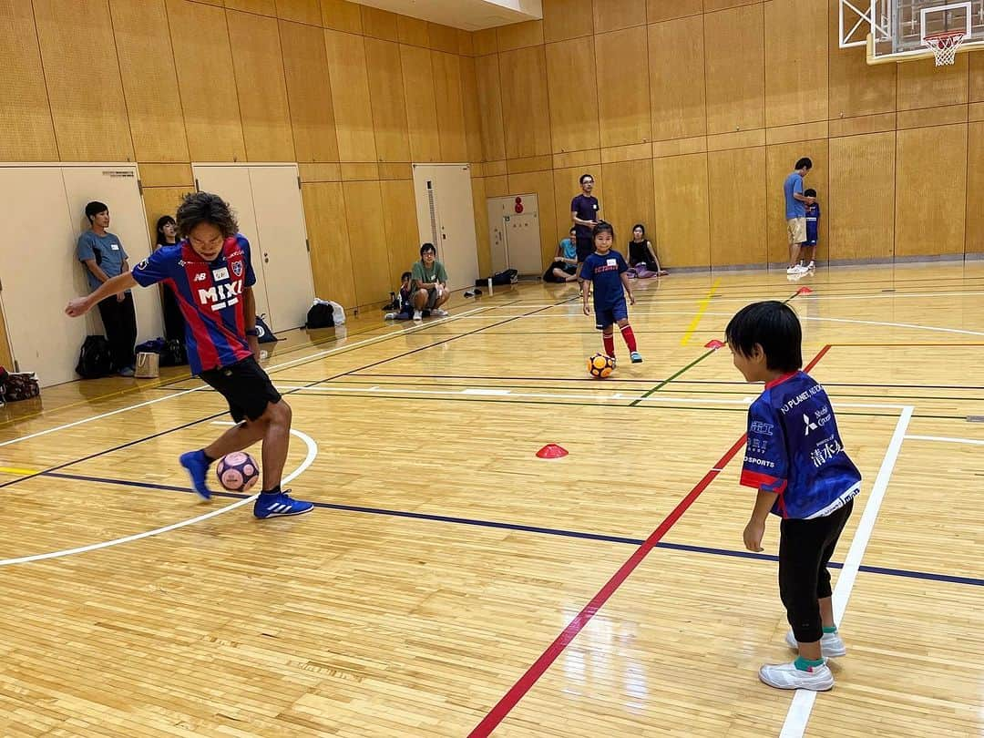 石川直宏さんのインスタグラム写真 - (石川直宏Instagram)「『港区な日』  港区で初の防災サッカー⛑️⚽️ 元気いっぱいに、楽しみながら防災について学んでくれました✨ 積極的な発言もありがとう👏  お昼は麻布十番に移動して、更科堀井で蕎麦😋 スタッフが持っていくポスターをお店に貼ってくれています💙❤️  多摩川でイベントのあったドロンパを、たぬき煎餅前で待ち伏せ😏  お店では煎餅奢らされました🍘🤑  #防災サッカー #SocialFootballCOLO #HITOTOWA #ディフェンスさぼんなよ #ディフェンスアクションアンバサダー #fctokyo #FC東京 #Tokyo #東京 #Minatoku #港区 #azabujuban #麻布十番 #麻布ジュバーン #東京が熱狂 #更科堀井  #たぬき煎餅 #FC東京ファミリー #東京ドロンパ #ドロンパ #fctokyoclubcommunicator  #FC東京クラブコミュニケーター #NaohiroIshikawa #石川直宏」9月14日 18時06分 - sgss.18