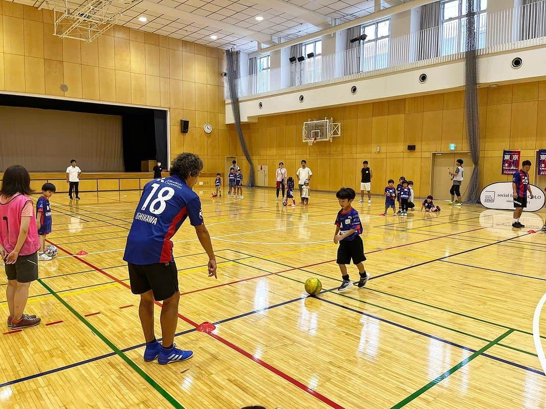 石川直宏さんのインスタグラム写真 - (石川直宏Instagram)「『港区な日』  港区で初の防災サッカー⛑️⚽️ 元気いっぱいに、楽しみながら防災について学んでくれました✨ 積極的な発言もありがとう👏  お昼は麻布十番に移動して、更科堀井で蕎麦😋 スタッフが持っていくポスターをお店に貼ってくれています💙❤️  多摩川でイベントのあったドロンパを、たぬき煎餅前で待ち伏せ😏  お店では煎餅奢らされました🍘🤑  #防災サッカー #SocialFootballCOLO #HITOTOWA #ディフェンスさぼんなよ #ディフェンスアクションアンバサダー #fctokyo #FC東京 #Tokyo #東京 #Minatoku #港区 #azabujuban #麻布十番 #麻布ジュバーン #東京が熱狂 #更科堀井  #たぬき煎餅 #FC東京ファミリー #東京ドロンパ #ドロンパ #fctokyoclubcommunicator  #FC東京クラブコミュニケーター #NaohiroIshikawa #石川直宏」9月14日 18時06分 - sgss.18