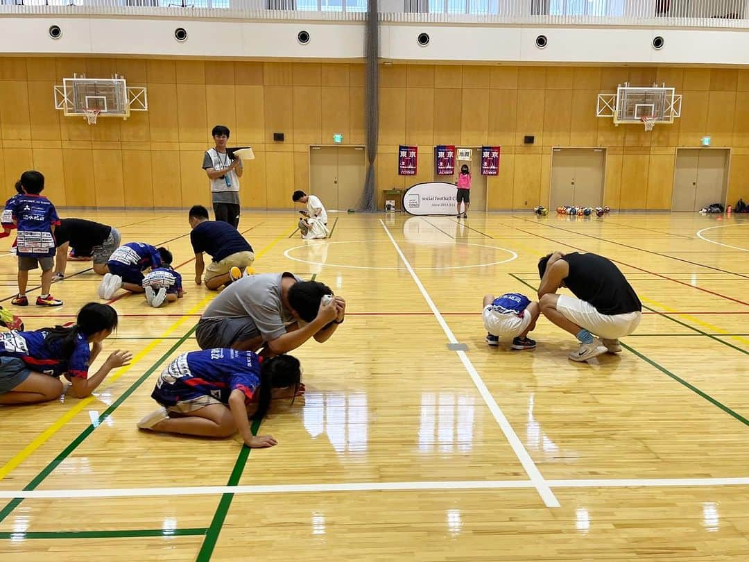 石川直宏さんのインスタグラム写真 - (石川直宏Instagram)「『港区な日』  港区で初の防災サッカー⛑️⚽️ 元気いっぱいに、楽しみながら防災について学んでくれました✨ 積極的な発言もありがとう👏  お昼は麻布十番に移動して、更科堀井で蕎麦😋 スタッフが持っていくポスターをお店に貼ってくれています💙❤️  多摩川でイベントのあったドロンパを、たぬき煎餅前で待ち伏せ😏  お店では煎餅奢らされました🍘🤑  #防災サッカー #SocialFootballCOLO #HITOTOWA #ディフェンスさぼんなよ #ディフェンスアクションアンバサダー #fctokyo #FC東京 #Tokyo #東京 #Minatoku #港区 #azabujuban #麻布十番 #麻布ジュバーン #東京が熱狂 #更科堀井  #たぬき煎餅 #FC東京ファミリー #東京ドロンパ #ドロンパ #fctokyoclubcommunicator  #FC東京クラブコミュニケーター #NaohiroIshikawa #石川直宏」9月14日 18時06分 - sgss.18