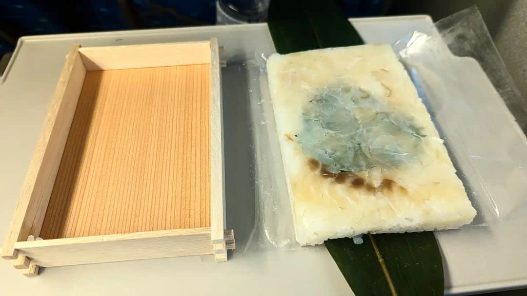 スーツのインスタグラム：「今治駅で販売している鯛めしです。1600円くらいと駅弁にしては高いですが、味は富山ますのすしと並ぶ出来だと思います。」