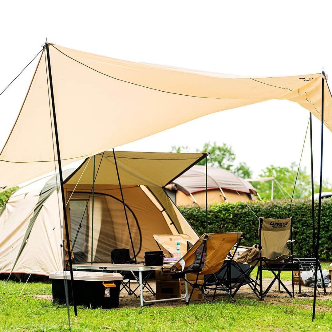 キャンプ情報サイト［ランタン］のインスタグラム：「CAMP SMILE STYLE ／ アイリスオーヤマのギアがコスパ良し！ 落ち着く空間でファミリーキャンプ ＼ いろんなキャンパーのキャンプスタイルを現地取材と一般キャンパーからの投稿で数多く掲載してます。 . . 詳しくは @lantern.camp webサイトをご覧ください . . #camp #camping #camplife #outdoor #travel #trip #lantern_smile #キャンプ #キャンプ用品 #アウトドア #テント #自然 #旅行 #キャンプ初心者 #キャンプ好きな人と繋がりたい #アウトドア好きな人と繋がりたい #camper #外遊び #キャンプスタイル #マイアミ浜オートキャンプ場 #ファミリーキャンプ #ファミキャン #IRISOHYAMA #アイリスオーヤマ #焚き火台 #飯盒 #captainstag #キャプテンスタッグ」