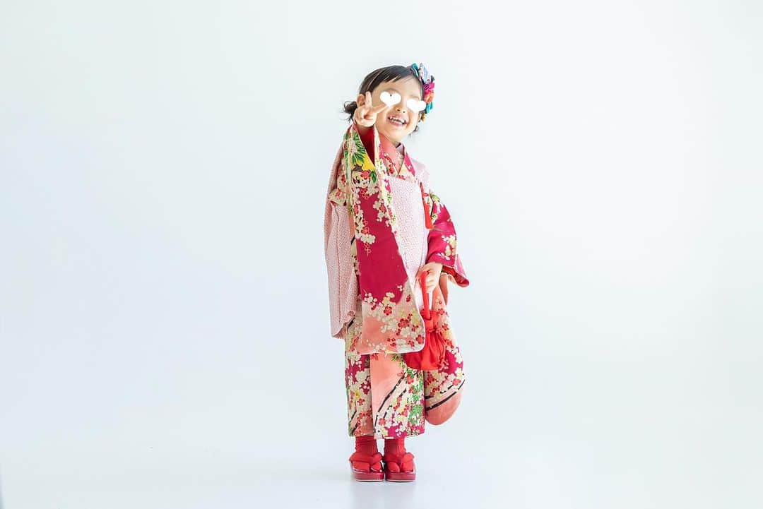 篠田麻里子さんのインスタグラム写真 - (篠田麻里子Instagram)「七五三の前撮りで @21_maki  一歳から撮ってもらってる マキさんに撮って頂きました @yuiyui_kimono  可愛いアンティークお着物もお借りして👘  本当親子写真も子供の写真も神レベルで素敵な写真🥹  なかなか2人で撮ってもらえる機会ないから貴重🥹 想い出の1️⃣ページ増えました📄 幸せ♡  @ties.photography  感謝🥰 #七五三前撮り#3歳  #七五三#3歳」9月14日 18時08分 - shinodamariko3