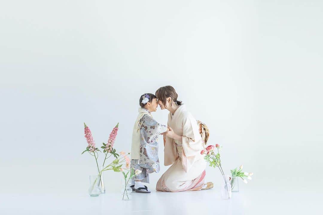 篠田麻里子のインスタグラム：「七五三の前撮りで @21_maki  一歳から撮ってもらってる マキさんに撮って頂きました @yuiyui_kimono  可愛いアンティークお着物もお借りして👘  本当親子写真も子供の写真も神レベルで素敵な写真🥹  なかなか2人で撮ってもらえる機会ないから貴重🥹 想い出の1️⃣ページ増えました📄 幸せ♡  @ties.photography  感謝🥰 #七五三前撮り#3歳  #七五三#3歳」
