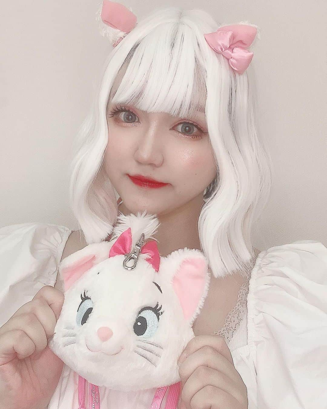 すうれろさんのインスタグラム写真 - (すうれろInstagram)「🎀マリーちゃん擬人化🎀 とっても楽しかったー♡でも完全ホワイトなウィッグは本当に肌の色と合わせるのが難しいね🥹 ハロウィン意識したよ♡ これからの季節は、アートっぽいネタも増えるかも！？ ただ、ガチホラーもリクエストがあるのでやりたいんだけど、ある年にガチホラー2本くらい投稿したら登録者様がガクッと減ってしまった事件がありまして、ガチホラーメイクは考え中です😂💦」9月14日 18時19分 - suurero