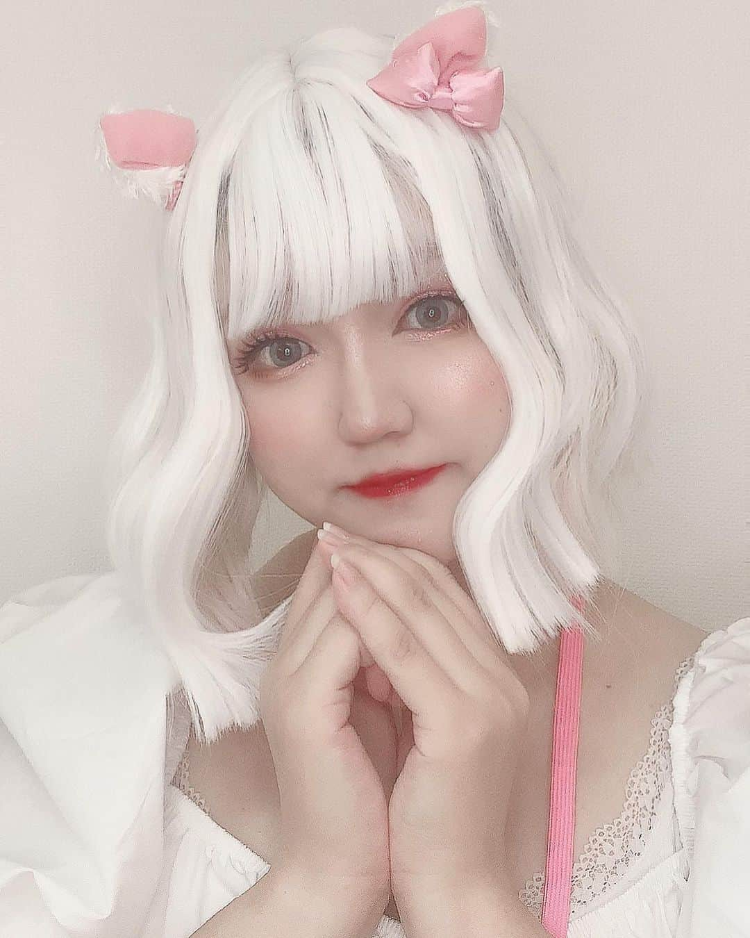 すうれろさんのインスタグラム写真 - (すうれろInstagram)「🎀マリーちゃん擬人化🎀 とっても楽しかったー♡でも完全ホワイトなウィッグは本当に肌の色と合わせるのが難しいね🥹 ハロウィン意識したよ♡ これからの季節は、アートっぽいネタも増えるかも！？ ただ、ガチホラーもリクエストがあるのでやりたいんだけど、ある年にガチホラー2本くらい投稿したら登録者様がガクッと減ってしまった事件がありまして、ガチホラーメイクは考え中です😂💦」9月14日 18時19分 - suurero