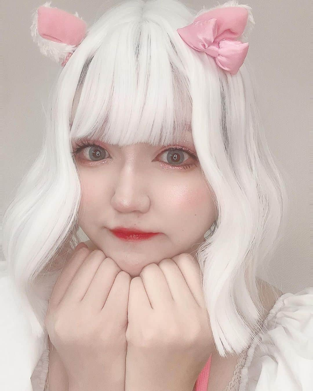 すうれろさんのインスタグラム写真 - (すうれろInstagram)「🎀マリーちゃん擬人化🎀 とっても楽しかったー♡でも完全ホワイトなウィッグは本当に肌の色と合わせるのが難しいね🥹 ハロウィン意識したよ♡ これからの季節は、アートっぽいネタも増えるかも！？ ただ、ガチホラーもリクエストがあるのでやりたいんだけど、ある年にガチホラー2本くらい投稿したら登録者様がガクッと減ってしまった事件がありまして、ガチホラーメイクは考え中です😂💦」9月14日 18時19分 - suurero