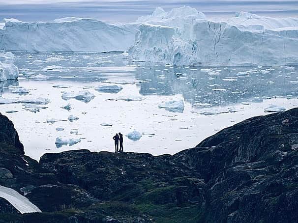 下村彩里さんのインスタグラム写真 - (下村彩里Instagram)「#北極 へ約2ヶ月間取材しに行ったカメラマンの方から、素敵な写真をシェアしてもらいました！🥹  北極での生活、取材はどうだったか...？ 率直な気持ちを聞いてみると....  「文明発展の偉大さを感じた。」  と前のめりに答えるカメラマン。  この最初の言葉に、私自身ハッとさせられました。  スーパーにいけば当たり前のように 食品が並び、 スイッチをおせば当たり前のように火がついて、水が出る....  ありとあらゆる便利なものが溢れる世の中で過ごしてきた 私は、 本来の"ありのままの地球の姿"を全く知らないのだと気がつきました。  そして偉大とも感じるこの"文明の発展"で 失われ破壊された自然が沢山あることを 決して忘れてはならないと  この写真をみてつくづく思います。  気候変動による 私たちの生活への影響も年々大きくなる中、  しっかり地球と向き合っていく責任がある世代だと改めて感じます。  #北極ノート @tv_asahi_news  #報道ステーション#北極取材 #youtube で検索  #下村彩里」9月14日 18時12分 - sairi.shimomura_ex