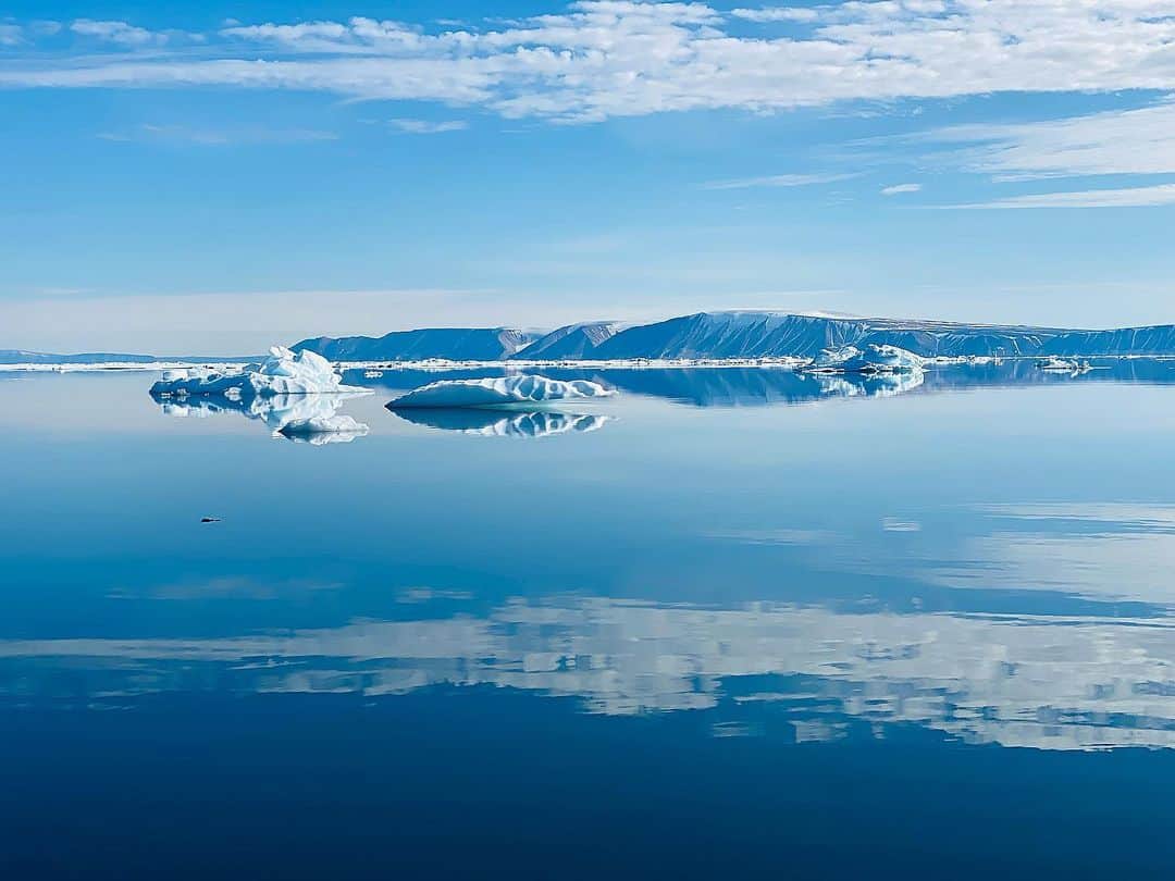 下村彩里さんのインスタグラム写真 - (下村彩里Instagram)「#北極 へ約2ヶ月間取材しに行ったカメラマンの方から、素敵な写真をシェアしてもらいました！🥹  北極での生活、取材はどうだったか...？ 率直な気持ちを聞いてみると....  「文明発展の偉大さを感じた。」  と前のめりに答えるカメラマン。  この最初の言葉に、私自身ハッとさせられました。  スーパーにいけば当たり前のように 食品が並び、 スイッチをおせば当たり前のように火がついて、水が出る....  ありとあらゆる便利なものが溢れる世の中で過ごしてきた 私は、 本来の"ありのままの地球の姿"を全く知らないのだと気がつきました。  そして偉大とも感じるこの"文明の発展"で 失われ破壊された自然が沢山あることを 決して忘れてはならないと  この写真をみてつくづく思います。  気候変動による 私たちの生活への影響も年々大きくなる中、  しっかり地球と向き合っていく責任がある世代だと改めて感じます。  #北極ノート @tv_asahi_news  #報道ステーション#北極取材 #youtube で検索  #下村彩里」9月14日 18時12分 - sairi.shimomura_ex