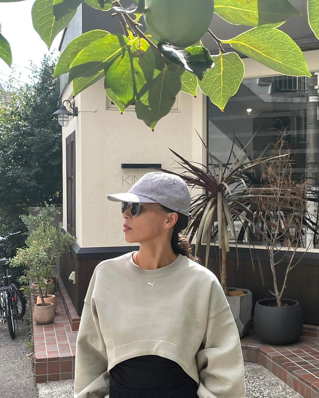 渋木さやかのインスタグラム：「🍂秋の装いでスェット着たけど、 まだ足元はビーサン。 みんなは今何履いてるの？  ⠀ Tops: @amerivintage ✖️ @pumajapan  Pants &cap: @taara_clothing  Bag :女子大生の頃,サイパン行った時に初めて買った @louisvuitton   ⠀ Photo by @sachi_k_k ｱﾘｶﾞﾄ💕 #渋木のおすすめ#ヨガウェアコーデ #yogawear #ヨガファッション」