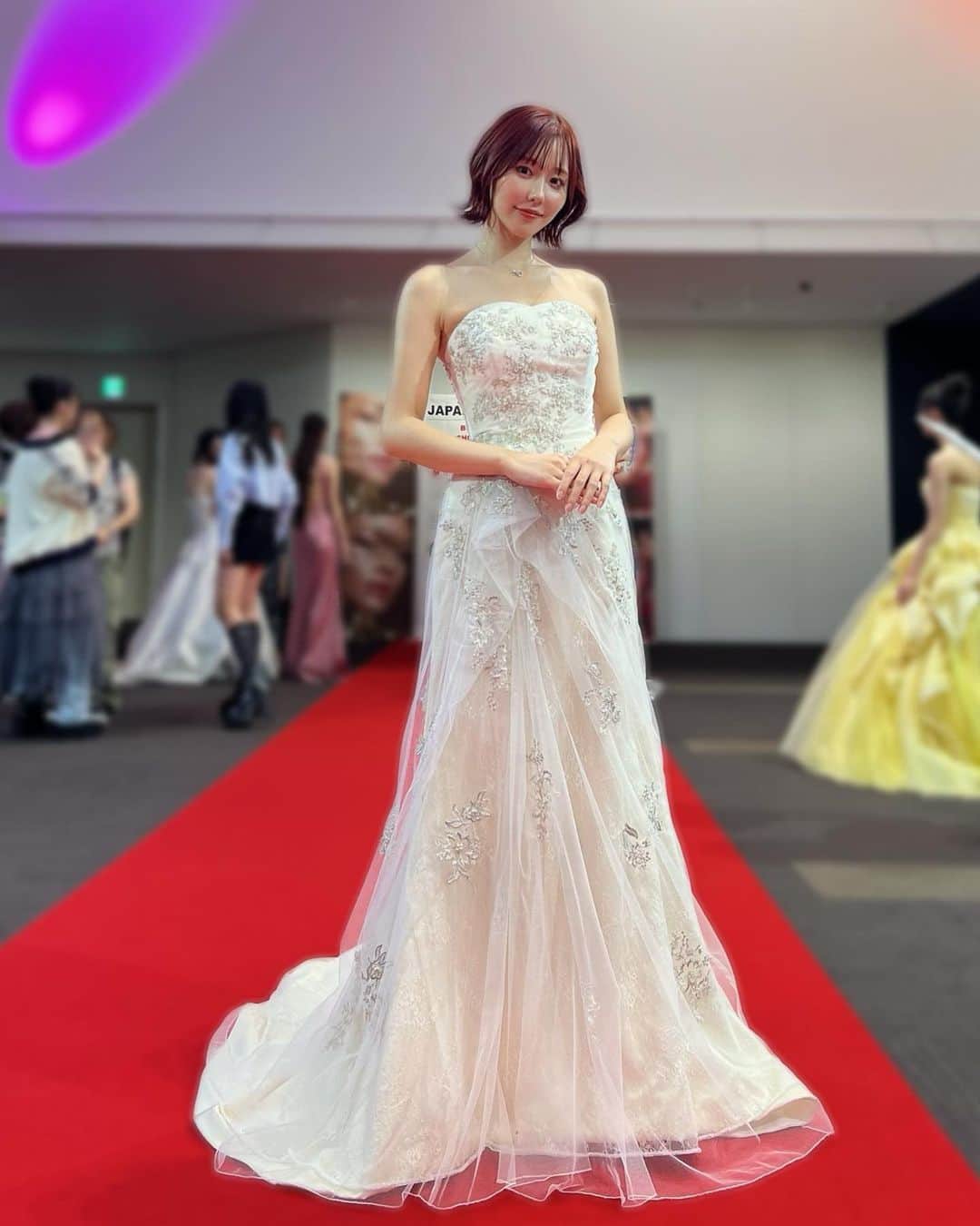 神成藍子のインスタグラム：「marry me？ JAPANコレクションでサロンドクチュールナカムラさんのウエディングドレスを着させていただきました😽✨ シンプルだけどキラキラしてて綺麗なドレスでした🥰  #ウエディングドレス #ウエディング」