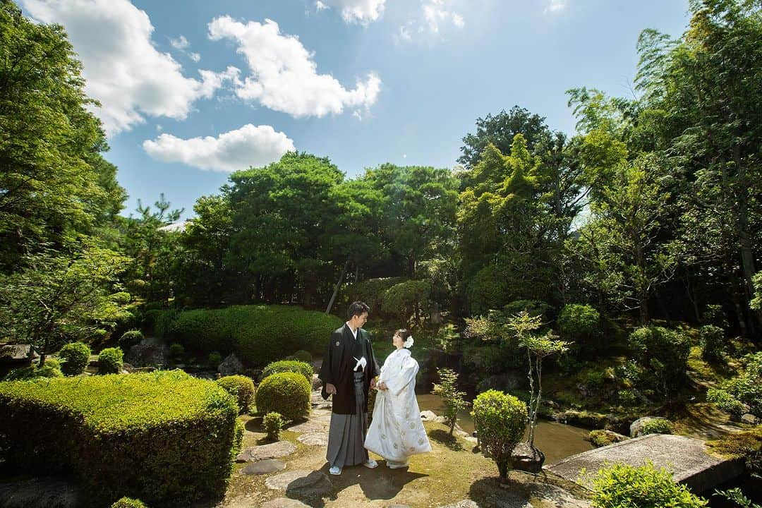 桜鶴苑さんのインスタグラム写真 - (桜鶴苑Instagram)「【7月ご撮影の新郎新婦様💍✨】  良いお天気の中でのご撮影☀️  ご撮影の見学にご家族もいらっしゃり わざわざご遠方から京都までお越しいただいたということで フォトウェディングに加えて【ご家族との会食】も行われた 新郎新婦様✨  アットホームにゆったりとした時間を過ごされておりました☺️  当苑では毎週ブライダルフェアを開催しております！ 少しでも気になってくださいましたお客様はぜひご予約くださいませ。 皆様にお会いできますことを楽しみにしております！  #桜鶴苑#結婚式#挙式#日本庭園人前式#神前式#披露宴#フォトウェディング#京都結婚式場#フォトウェディング京都#日本庭園#京都らしい風景#京都料理#京料理#少人数#家族#顔合わせ#神社仏閣#南禅寺#紅葉シーズン」9月14日 18時16分 - okakuen