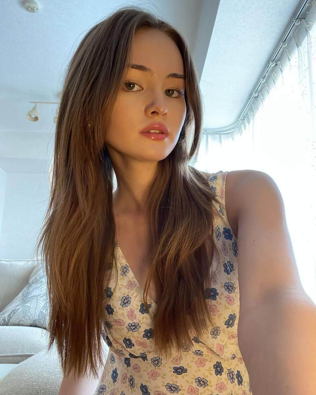 アリーシャのインスタグラム：「Casual sundress selfie every now and then🪷」