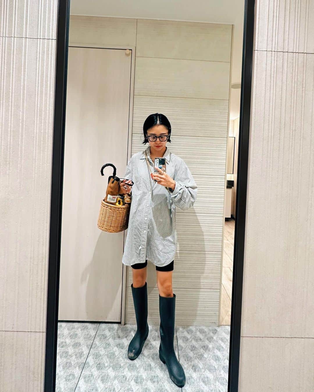 忍舞のインスタグラム：「雨の日コーデ☔️ 長靴とシャツ 夏を忘れずカゴバック  まつぱをしたから 気分が良い❤️」