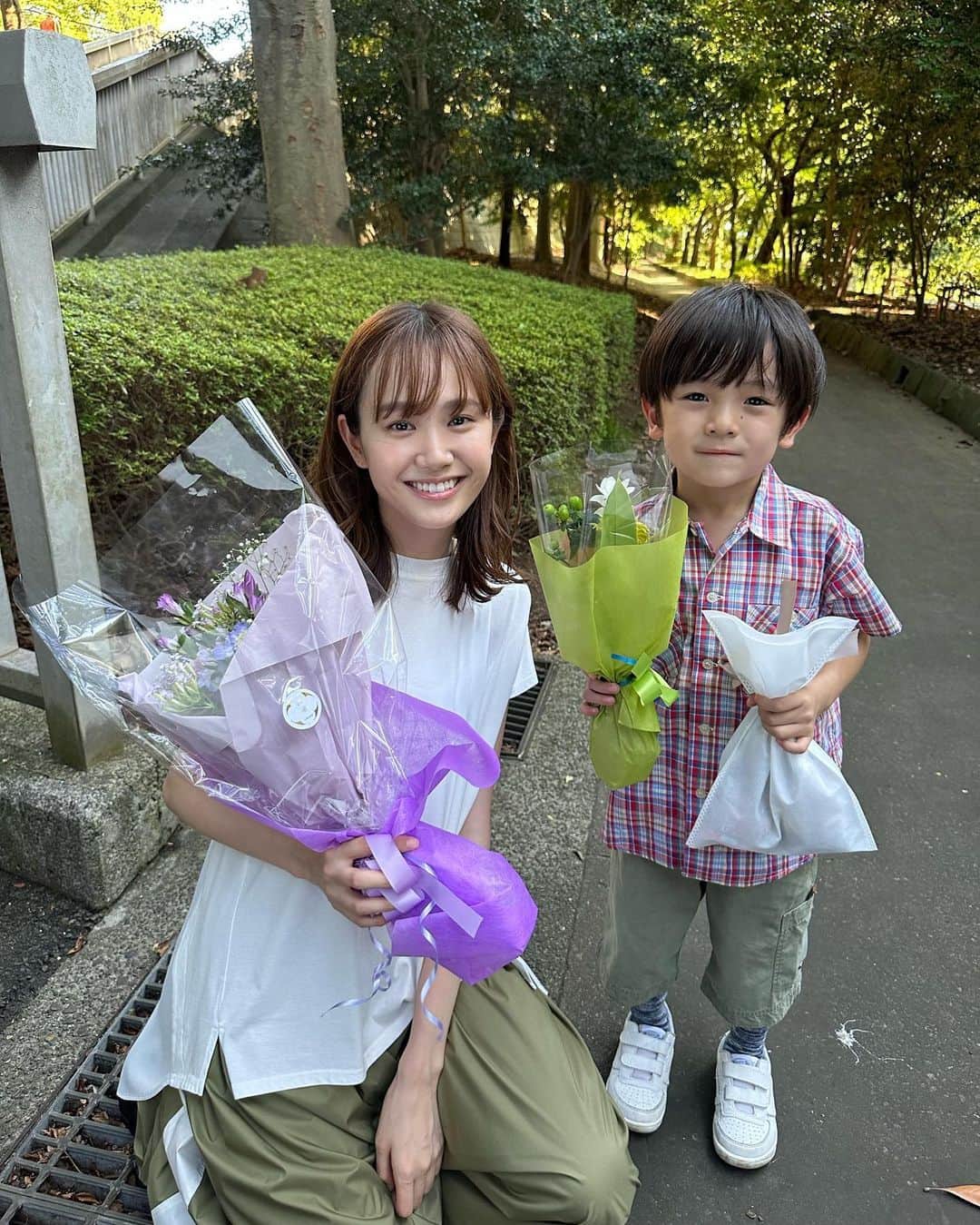 尾碕真花のインスタグラム：「. . . 本日最終回です！ フジテレビ「この素晴らしき世界」22:00〜 . 息子 信男役の須山結斗くんと☺︎ 最終日には結斗くんから手紙まで貰っちゃいました。嬉しかったあああ！💓 ずっと可愛くてまた会いたいですね。 . お時間ある方は是非リアタイで最終回を宜しくお願い致します！」