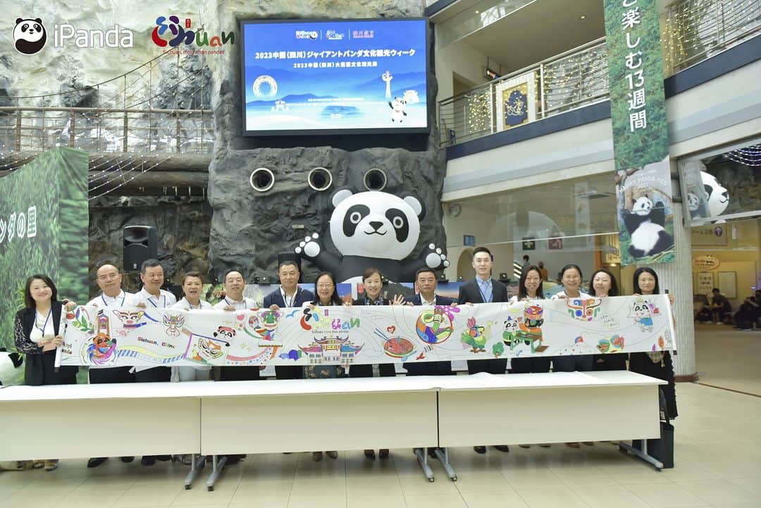 iPandaさんのインスタグラム写真 - (iPandaInstagram)「September 14th, Giant Panda Birthday Celebration Party - Eimei’s Birthday Party held at Wakayama Adventure World in Japan. Altogether 2,500 panda fans in Japan gathered to participate in the birthday celebration. Eimei was born on September 14, 1992, and embarked on a journey to Wakayama, Japan on September 6, 1994. He is the panda who has lived overseas for the longest time in the world. On February 22, 2023, Eimei, together with his twin daughters Ouhin and Touhin, born in Japan, arrived at the Chengdu Research Base of Giant Panda Breeding. 🐼 🐼 🐼 #Panda #iPanda #Cute #PandaPic #FriendshipMessenger #BeautifulSichuanHomelandofPandas #PandaNews   For more panda information, please check out: http://en.ipanda.com」9月14日 18時22分 - ipandachannel