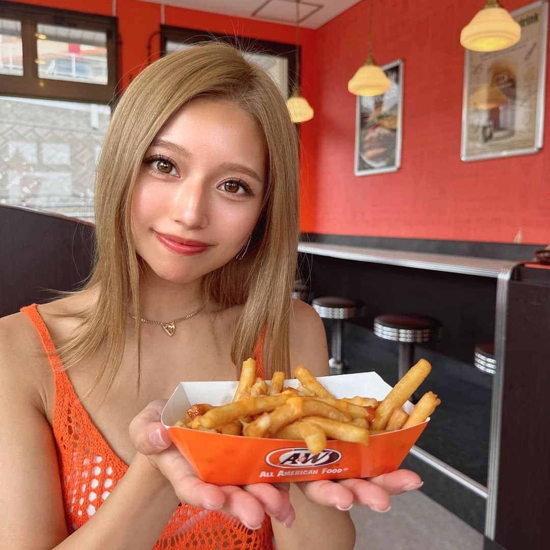 なーちゃんのインスタグラム：「・ 沖縄に行ったら必ず食べるハンバーガー🍔 ジャンクフード大好き😆🧡 オレンジコーデがお店と合ってるね✨✨ プーティンも久しぶりに食べたよ🍟 ・ ・ ・ #沖縄 #沖縄旅行 #沖縄グルメ #aandw」