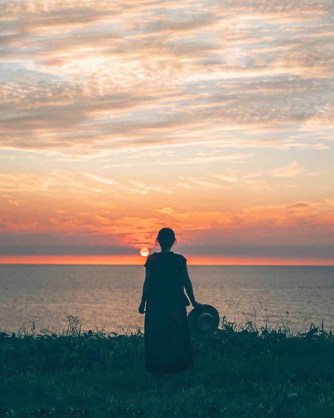 yukiのインスタグラム：「・ #夏の終わりに  #夕暮れの空 #夕暮れの風景 #新潟観光  #僕らが見ている風景 __________________________ 日々の撮影記事やコラム更新中！ ・・・・・・・・・・・・・・・ ◉FAN限定サイト◉ https://www.fansnet.jp/sty830 __________________________」