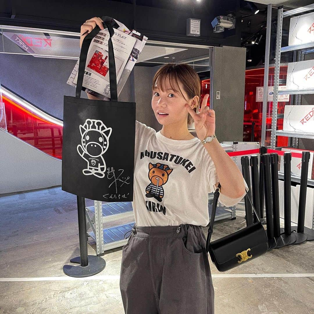 真奈のインスタグラム：「東京キリンランド🗼 入場者特典でまさかの サイン入りバッグ当たった😭  店員さんに当たってる方初めて見ましたって 言われて驚いてる顔🥳🦒♡︎笑  謎解き楽しかった〜〜〜♡︎ ギャル有り難う🌱  #東京キリンランド」