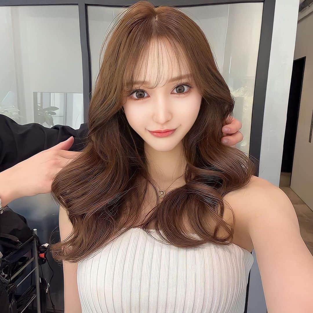 のインスタグラム：「保存を必ずお願い致します 顔まわりのこだわりがあるので 必ず可愛くなります カウンセリングの際に 【カラー・仕上げ】僕があなたに合わせて必ず可愛くします お出かけ前に是非  #渋谷美容室 #くびれヘア#渋谷 #ワンホンヘア#顔周りカット」