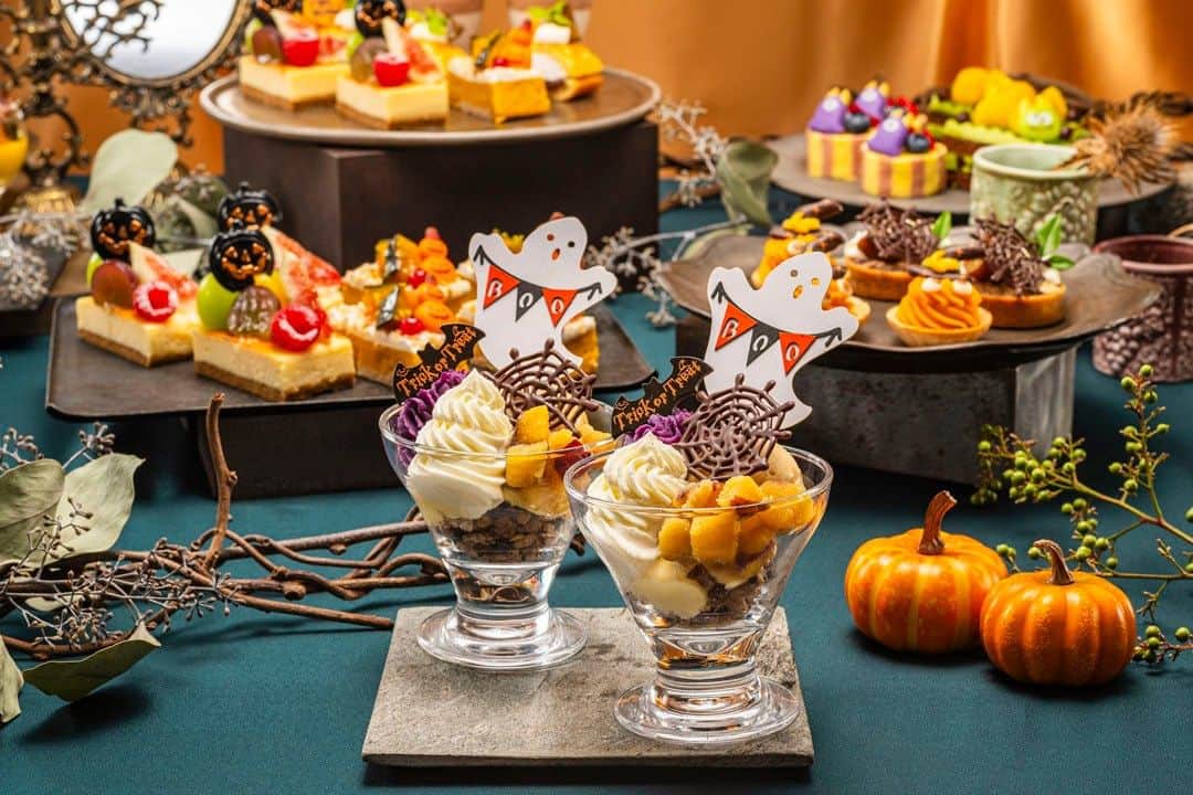 Sheraton Yokohamaさんのインスタグラム写真 - (Sheraton YokohamaInstagram)「10月5日(木)スタート！ 👻Sweets Parade～ハロウィン～🎃  かぼちゃとサクサクのタルト生地が相性抜群な「かぼちゃのタルト」や、モンスターの飾りが可愛らしい「安納芋ロールケーキ」など、ハロウィンスイーツの数々をお楽しみいただけます。 お仕事を頑張った一日の終わりに、ご同僚やご友人と楽しいハロウィンナイトを過ごしてはいかがでしょうか。  Sweets Parade～ハロウィン～ ■場所：ラウンジ「シーウインド」 ■期間：10/5(木)～10/27(金)※毎週木・金開催 ■料金：￥6,500(税込)  ご予約、詳細はプロフィールのリンクの「最新情報はこちら」からどうぞ➡️ @sheratonyokohama   #横浜ベイシェラトン #横浜 #横浜ホテル #横浜駅 #スイーツ #スイーツブッフェ #スイーツ好き #スイーツ巡り #ホテルラウンジ #季節のスイーツ #ハロウィン #ハロウィンスイーツ #ハロウィンメニュー #ハロウィンパーティー #ホテルブッフェ #ホテルスイーツ #ホテル女子会 #sheratonyokohama #sheraton #yokohamahotel #yokohama」9月14日 18時30分 - sheratonyokohama