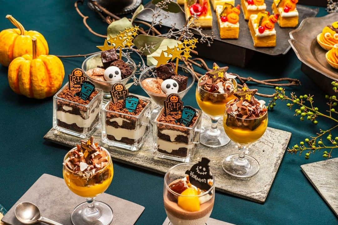 Sheraton Yokohamaさんのインスタグラム写真 - (Sheraton YokohamaInstagram)「10月5日(木)スタート！ 👻Sweets Parade～ハロウィン～🎃  かぼちゃとサクサクのタルト生地が相性抜群な「かぼちゃのタルト」や、モンスターの飾りが可愛らしい「安納芋ロールケーキ」など、ハロウィンスイーツの数々をお楽しみいただけます。 お仕事を頑張った一日の終わりに、ご同僚やご友人と楽しいハロウィンナイトを過ごしてはいかがでしょうか。  Sweets Parade～ハロウィン～ ■場所：ラウンジ「シーウインド」 ■期間：10/5(木)～10/27(金)※毎週木・金開催 ■料金：￥6,500(税込)  ご予約、詳細はプロフィールのリンクの「最新情報はこちら」からどうぞ➡️ @sheratonyokohama   #横浜ベイシェラトン #横浜 #横浜ホテル #横浜駅 #スイーツ #スイーツブッフェ #スイーツ好き #スイーツ巡り #ホテルラウンジ #季節のスイーツ #ハロウィン #ハロウィンスイーツ #ハロウィンメニュー #ハロウィンパーティー #ホテルブッフェ #ホテルスイーツ #ホテル女子会 #sheratonyokohama #sheraton #yokohamahotel #yokohama」9月14日 18時30分 - sheratonyokohama