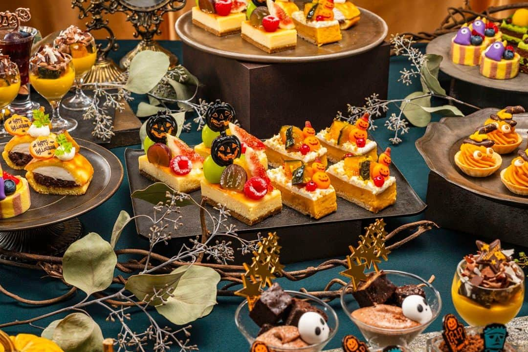 Sheraton Yokohamaのインスタグラム：「10月5日(木)スタート！ 👻Sweets Parade～ハロウィン～🎃  かぼちゃとサクサクのタルト生地が相性抜群な「かぼちゃのタルト」や、モンスターの飾りが可愛らしい「安納芋ロールケーキ」など、ハロウィンスイーツの数々をお楽しみいただけます。 お仕事を頑張った一日の終わりに、ご同僚やご友人と楽しいハロウィンナイトを過ごしてはいかがでしょうか。  Sweets Parade～ハロウィン～ ■場所：ラウンジ「シーウインド」 ■期間：10/5(木)～10/27(金)※毎週木・金開催 ■料金：￥6,500(税込)  ご予約、詳細はプロフィールのリンクの「最新情報はこちら」からどうぞ➡️ @sheratonyokohama   #横浜ベイシェラトン #横浜 #横浜ホテル #横浜駅 #スイーツ #スイーツブッフェ #スイーツ好き #スイーツ巡り #ホテルラウンジ #季節のスイーツ #ハロウィン #ハロウィンスイーツ #ハロウィンメニュー #ハロウィンパーティー #ホテルブッフェ #ホテルスイーツ #ホテル女子会 #sheratonyokohama #sheraton #yokohamahotel #yokohama」