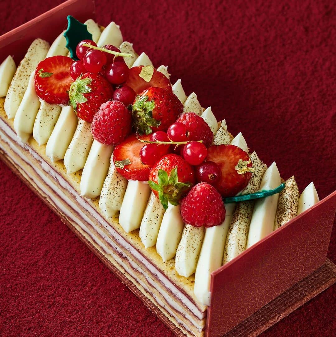 Park Hyatt Tokyo / パーク ハイアット東京のインスタグラム：「Designed by Executive Pastry Chef Julien Perrinet, 2023’s elegant cakes feature carefully selected ingredients such as Amaou strawberries, Tahitian vanilla, and organic chocolate. Cakes that are sure to make any holiday gathering extra special. Available for pickup from Wednesday, December 20, 2023 to Monday, December 25, 2023. Reservations are now available.  ＜予約スタート！＞フランス出身のエグゼクティブ ペストリーシェフ、ジュリアン ペリネと彼のチームが創り上げる今年のクリスマスケーキにご期待を！お受け取りは12月20日（水）～12月25日（月）まで。  Share your own images with us by tagging @parkhyatttokyo  —————————————————————  #parkhyatttokyo #luxuryispersonal #パークハイアット東京 ＃クリスマスケーキ #クリスマスギフト #ジュリアンペリネ #chritsmascake #holidayseason #holidayspirit #holidaygifts @julien_perrinet  @chef_thibault_chiumenti」