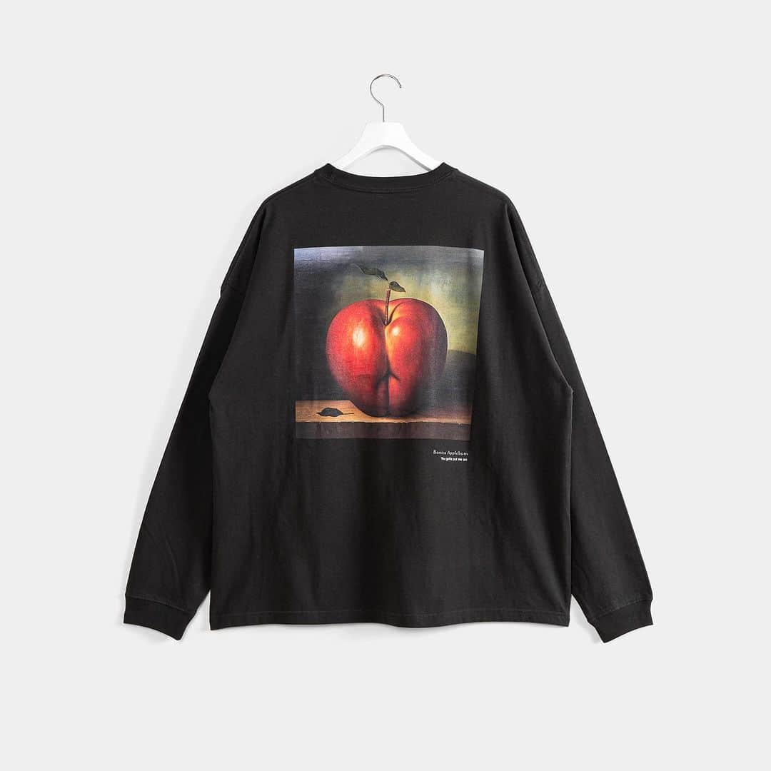 アップルバムさんのインスタグラム写真 - (アップルバムInstagram)「"BONITA APPLEBUM 1500” 15世紀の写実的な絵画のような【可愛いお尻のようなリンゴ】 ルネサンス期の絵画の美しさと雰囲気を醸し出してくれるグラフィックをロングTシャツに落とし込みました。 9.16(土)10時から発売致します。  #applebum」9月14日 18時30分 - applebum_tokyo