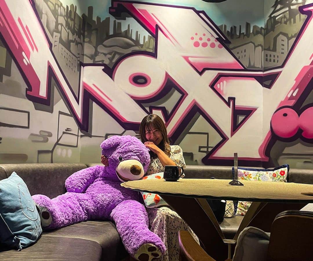 由井香織さんのインスタグラム写真 - (由井香織Instagram)「やはり可愛い空間…🧸 本町駅のmoxy🩷 #moxy#本町#大阪」9月