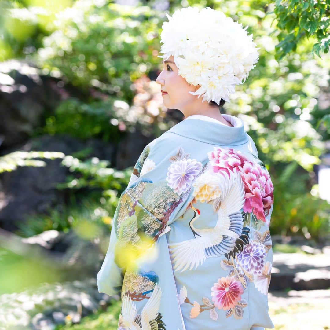 和婚スタイルさんのインスタグラム写真 - (和婚スタイルInstagram)「新作衣装をファーストレンタルされたお客様🌸  . 水色の色打掛に、美しい生花の髪飾りをお召しいただきました。 お天気の中、輝く新婦様の姿が印象的でした🥰  . 【日本の美しい結婚式を紡ぐ】 @wakonstyle  −−−−−−−−−−−−−−− #和婚スタイル  #和婚スタイル花嫁 #神社  #神前式 #仏前式 #色打掛好き #色打掛コーデ #色打掛花嫁 ＃生花 #和装コーデ #秋挙式 #2023秋婚 #2023冬婚  #2024春婚 #花嫁  #新郎 #ウェディング #結婚式  #和装 #着物  #結婚式コーデ  #和装婚  #前撮り  #後撮り #和装前撮り #神社挙式 #白無垢 #色打掛 #引振袖」9月14日 18時32分 - wakonstyle