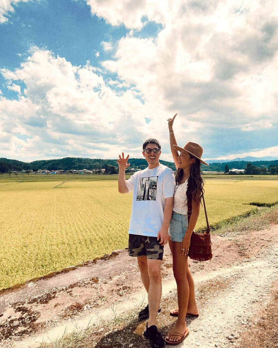 KONDOUMIYUのインスタグラム：「⁡ ⁡ ⁡ ２回目の山形旅行は 新庄祭りに行ってきた〜 👩🏽‍🦱👨🏽‍🦱 ⁡ ひろママお世話になりました 🙌🏾🤎 ⁡ せっかくだし田んぼ前で記念撮影 🌱笑 ⁡ ⁡」