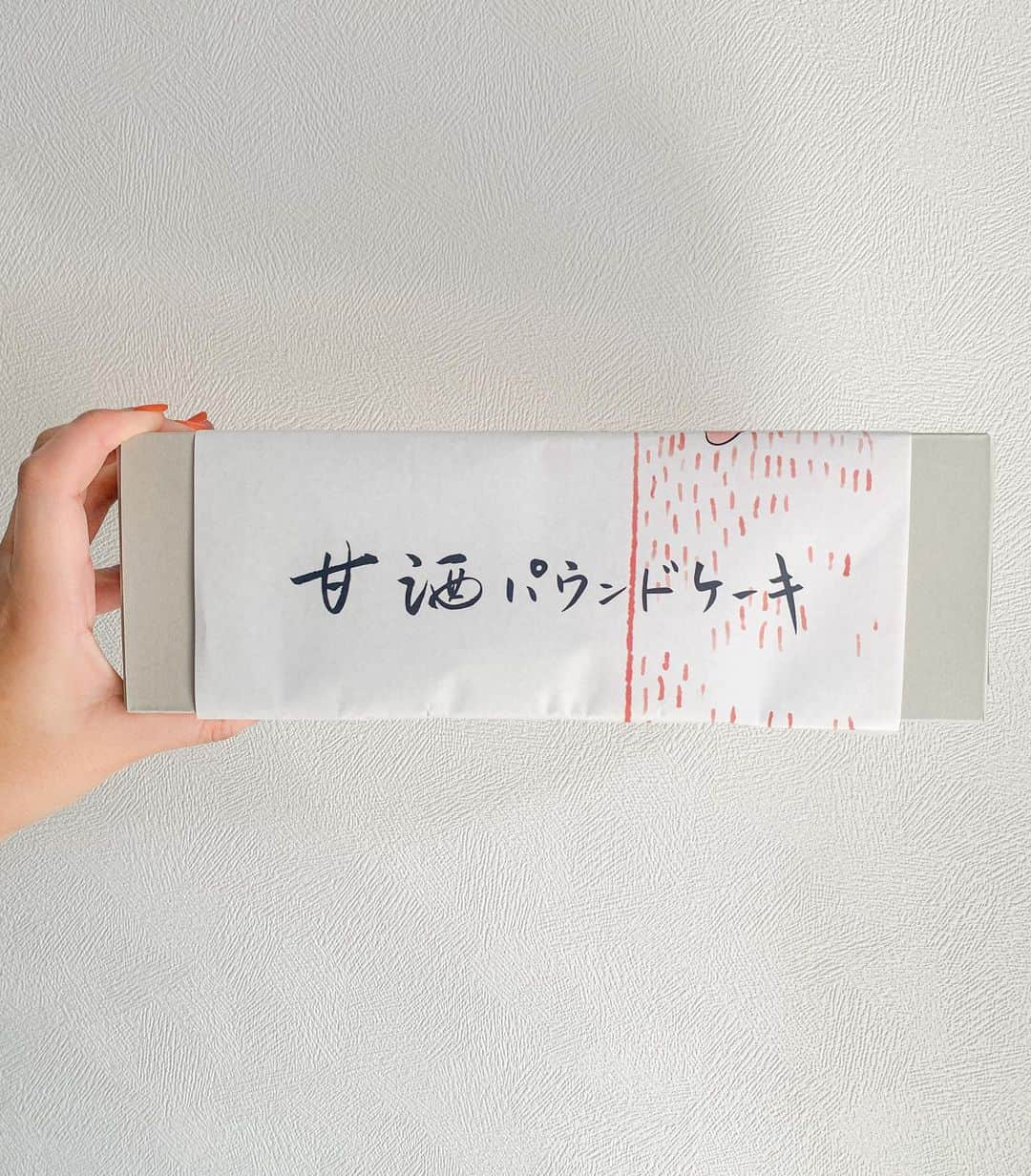 南夏希さんのインスタグラム写真 - (南夏希Instagram)「👘🍶🍪 ⁡ 甘酒パウンドケーキ @amagami.kyoto  ⁡ ⁡ いい感じの筆文字は 急に思い立って急に連絡して 急にも関わらず急にいっぱい書いてくれた🫰🏻🖌️ ⁡ ⁡ 新宿高島屋の11階催事場にて19日まで. ⁡ 10月に伊勢丹新宿の催事も出店するそうで、 京都からなかなか羽ばたいてますね🕊️ ⁡ もちろん店舗にも並ぶそうなので、 関西の方はぜひお店で🫶 ⁡ ⁡ 甘酒の風味がコクのように感じられて 美味しいかった😋 ⁡ ⁡ いつかお酒のラベルやりたいな🍶🍷💭 ⁡ ⁡ ⁡ ⁡ ⭐️_____ _____ _____ _____ _____ ⁡ 𝗠𝗜𝗡𝗔𝗠𝗜 𝗡𝗔𝗧𝗦𝗨𝗞𝗜 𝗦𝗢𝗟𝗢 𝗘𝗫𝗛𝗜𝗕𝗜𝗧𝗜𝗢𝗡 & 𝗣𝗢𝗣𝗨𝗣 𝘛𝘚𝘜𝘛𝘈𝘠𝘈 𝘉𝘖𝘖𝘒𝘚 ⁡ ⭐️1ST ILLUSTRATION BOOK 販売中です ⁡ ⁡ ✔️🗼𝟵/𝟭金〜𝟵/𝟯𝟬土 二子玉川蔦屋家電 (グッズいっぱい、額絵いっぱい大規模展開)  ⁡ ✔️🗼𝟵/𝟴金〜𝟵/𝟮𝟲火 代官山 蔦屋書店3号館 (グッズいっぱい、額絵数点の小規模展開) 🎟️似顔絵チケットの販売あり ⁡ ▷似顔絵イベント/代官山蔦屋書店 𝟵/𝟮𝟯土、𝟮𝟰日(満席) ⁡ ⁡ ✔️🐙𝟭𝟬/𝟳土〜𝟭𝟭/𝟭𝟬金 大阪 梅田蔦屋書店 (グッズいっぱい、額絵いっぱい大規模展開) 🎟️似顔絵チケットの販売あり  ⁡ ▷対面似顔絵イベント 𝟭𝟬/𝟭𝟰土、𝟭𝟱日 ⁡ ⁡ 🎟️似顔絵チケット☺︎ 写真を指定メールアドレスへお送り頂き、 後日似顔絵(画像)をメールでお送りするチケットです☺︎ ⁡」9月14日 18時38分 - punipuni729