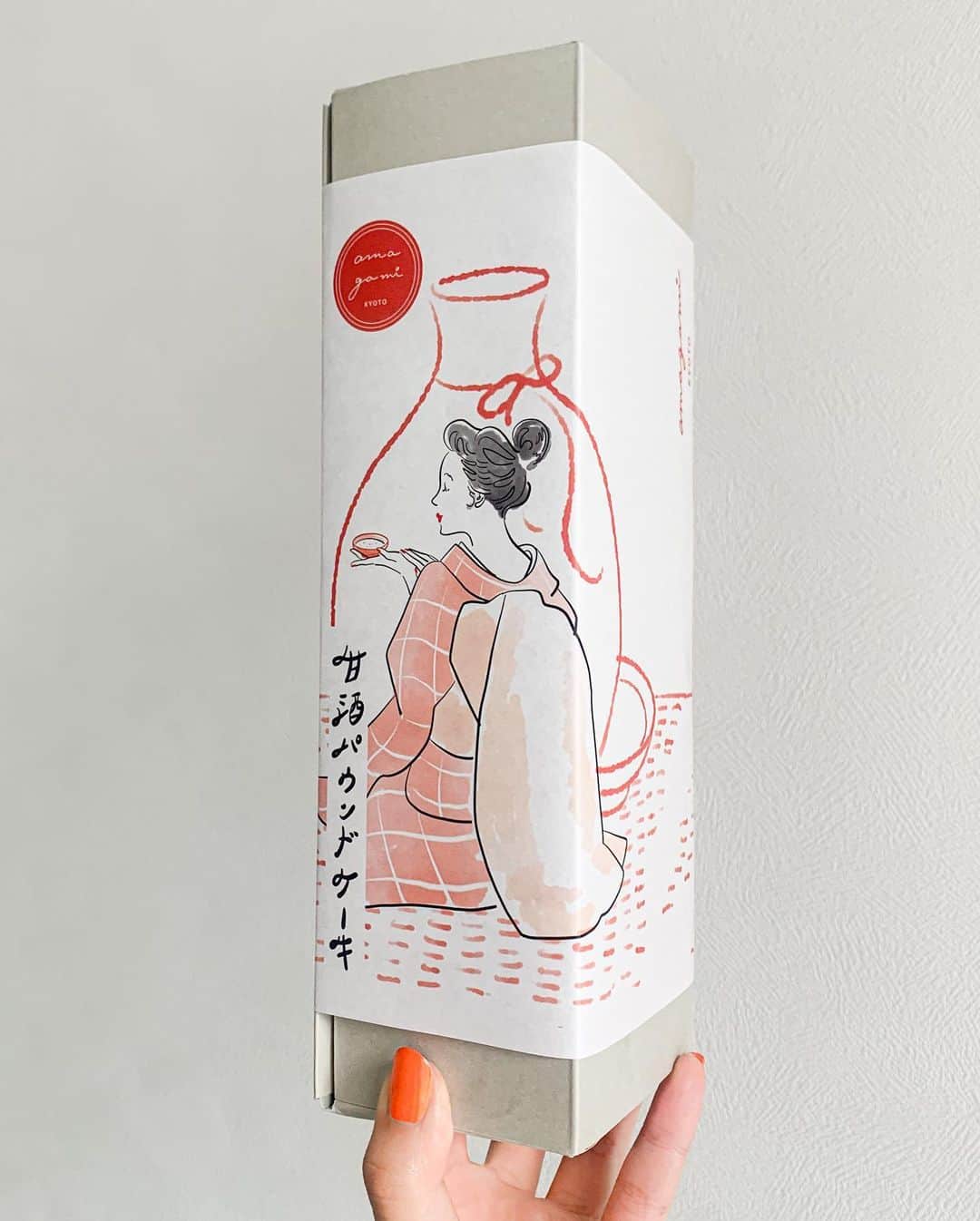 南夏希のインスタグラム：「👘🍶🍪 ⁡ 甘酒パウンドケーキ @amagami.kyoto  ⁡ ⁡ いい感じの筆文字は 急に思い立って急に連絡して 急にも関わらず急にいっぱい書いてくれた🫰🏻🖌️ ⁡ ⁡ 新宿高島屋の11階催事場にて19日まで. ⁡ 10月に伊勢丹新宿の催事も出店するそうで、 京都からなかなか羽ばたいてますね🕊️ ⁡ もちろん店舗にも並ぶそうなので、 関西の方はぜひお店で🫶 ⁡ ⁡ 甘酒の風味がコクのように感じられて 美味しいかった😋 ⁡ ⁡ いつかお酒のラベルやりたいな🍶🍷💭 ⁡ ⁡ ⁡ ⁡ ⭐️_____ _____ _____ _____ _____ ⁡ 𝗠𝗜𝗡𝗔𝗠𝗜 𝗡𝗔𝗧𝗦𝗨𝗞𝗜 𝗦𝗢𝗟𝗢 𝗘𝗫𝗛𝗜𝗕𝗜𝗧𝗜𝗢𝗡 & 𝗣𝗢𝗣𝗨𝗣 𝘛𝘚𝘜𝘛𝘈𝘠𝘈 𝘉𝘖𝘖𝘒𝘚 ⁡ ⭐️1ST ILLUSTRATION BOOK 販売中です ⁡ ⁡ ✔️🗼𝟵/𝟭金〜𝟵/𝟯𝟬土 二子玉川蔦屋家電 (グッズいっぱい、額絵いっぱい大規模展開)  ⁡ ✔️🗼𝟵/𝟴金〜𝟵/𝟮𝟲火 代官山 蔦屋書店3号館 (グッズいっぱい、額絵数点の小規模展開) 🎟️似顔絵チケットの販売あり ⁡ ▷似顔絵イベント/代官山蔦屋書店 𝟵/𝟮𝟯土、𝟮𝟰日(満席) ⁡ ⁡ ✔️🐙𝟭𝟬/𝟳土〜𝟭𝟭/𝟭𝟬金 大阪 梅田蔦屋書店 (グッズいっぱい、額絵いっぱい大規模展開) 🎟️似顔絵チケットの販売あり  ⁡ ▷対面似顔絵イベント 𝟭𝟬/𝟭𝟰土、𝟭𝟱日 ⁡ ⁡ 🎟️似顔絵チケット☺︎ 写真を指定メールアドレスへお送り頂き、 後日似顔絵(画像)をメールでお送りするチケットです☺︎ ⁡」