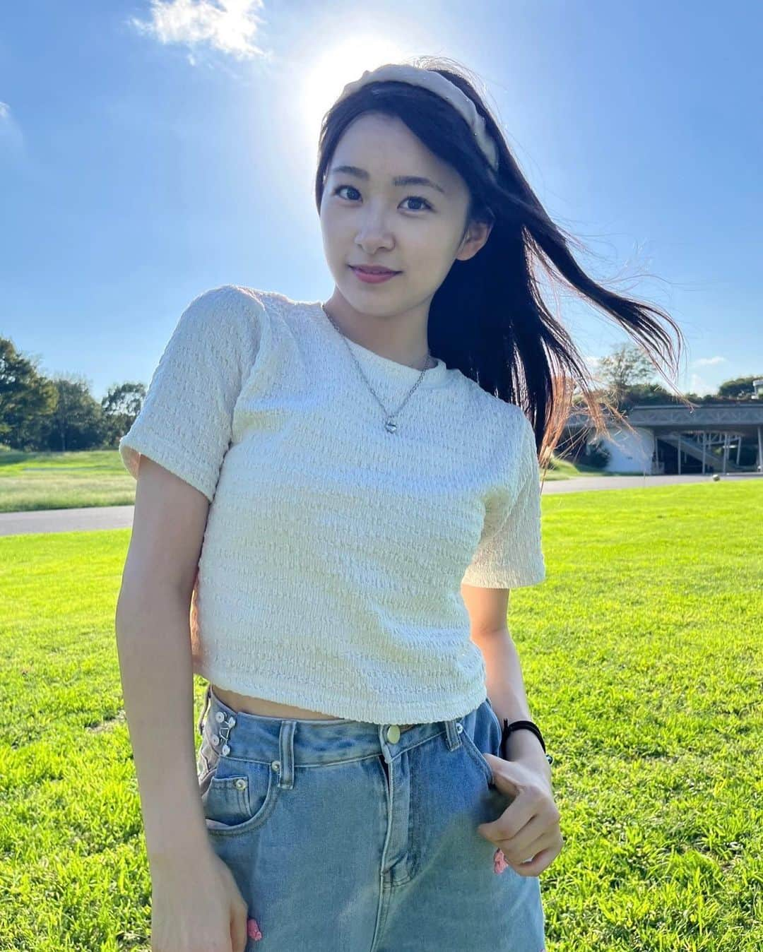 杏ジュリアのインスタグラム：「昭和記念公園に行ってきました🎵 家族で行ったんだけど、広すぎて歩くの疲れちゃって、他のエリア行けなかった~🤣  お気に入りのパンツに、かなみんにプレゼントしたものとお揃いのウエストバックルを付けてるの💞  どの写真も補正してないのに、 すごく綺麗な色味で撮れたんです📸 1枚目の写真少し合成みたい！！😳  #自然光 #昭和記念公園 #camara  #パンツコーデ #カチューシャ#code #fation  #오오티디 #ootd #데일리코디 #japan #idol #超とき宣  #杏ジュリア  あれ？？と思った皆さん  前髪気がつきました？？？？😄  切ってないですよ！！  前髪ウィッグを、シャンプーしてトリートメントして、アイロンをして ケアしたので、せっかくなら写真撮ろ〜🎵と思ったんです🤭  これからもたまに騙しちゃうかもだけど😙  #前髪 #前髪ウィッグ」