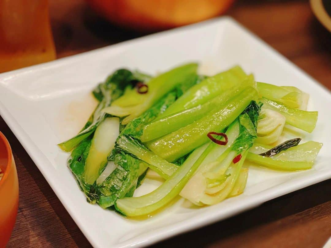 ゆうきさんのインスタグラム写真 - (ゆうきInstagram)「中華な晩ごはんの夜🥟  ぷるんと、食が進んだ水餃子は、エビとニラの水餃子😋 生姜をきかせてあっさり味👌  麻婆豆腐は、CookDo。極。  副菜はチンゲンサイの辛子炒め🥬🌶️ シンプルで、上手くできた！ お酒に合います！🍺  ✏︎レシピ⬇︎ 〜エビニラ水餃子〜 【材料（14〜16個分）】 ・むきエビ……100g → 粗みじん切りにする ・豚ひき肉……100g ・ニラ……1/3束 → 小口切りにする ・餃子の皮……12〜14枚 a. 生姜……1かけ → すりおろす a. オイスターソース……小さじ1杯 a. ごま油……小さじ1杯 a. しょうゆ……小さじ1杯 a. 塩……少々 a. こしょう……少々  【作り方】 1. ボウルにエビ、ひき肉、ニラを入れて（a）を加えて練り混ぜる。  2. 餃子の皮に1を包んでいき、14〜16個作る。  3. 鍋にたっぷりの湯を沸かし、2を入れる。くっつかないようにさっと混ぜたら、中強火で2分ほど茹でる。  4. ザルにあけ器に盛り付け、ポン酢やラー油をつけて いただきます。 ・ ・  ✏︎レシピ⬇︎ 〜チンゲンサイの唐辛子炒め〜 【材料（2人分）】 ・チンゲンサイ……2株  ・塩……適量 a.ごま油……大さじ2杯 a.輪切り唐辛子……1〜2本分  【作り方】 1. チンゲンサイは半分の長さに切り、茎は放射状に4〜6等分に切る。上と下の部分に分けておく。  2.中強火で温めたフライパンに（a）を入れ、下の茎の部分を入れて塩をふって炒める。  3. 油が回ったら葉の部分も加えて、塩をふって炒めて、馴染んだら完成。 ・ ・ ・  #おうちごはん#晩ごはん#夜ご飯#夕食#献立#レシピ#簡単レシピ#おうち居酒屋#おつまみ#マカロニメイト#晩酌#フーディーテーブル#中華#中華料理#餃子#水餃子 #dinner#japanesefood#foodpic」9月14日 18時41分 - yuukitohikari