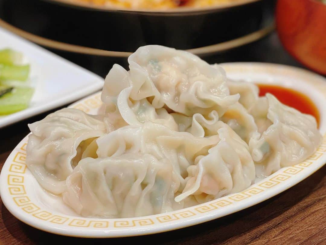 ゆうきのインスタグラム：「中華な晩ごはんの夜🥟  ぷるんと、食が進んだ水餃子は、エビとニラの水餃子😋 生姜をきかせてあっさり味👌  麻婆豆腐は、CookDo。極。  副菜はチンゲンサイの辛子炒め🥬🌶️ シンプルで、上手くできた！ お酒に合います！🍺  ✏︎レシピ⬇︎ 〜エビニラ水餃子〜 【材料（14〜16個分）】 ・むきエビ……100g → 粗みじん切りにする ・豚ひき肉……100g ・ニラ……1/3束 → 小口切りにする ・餃子の皮……12〜14枚 a. 生姜……1かけ → すりおろす a. オイスターソース……小さじ1杯 a. ごま油……小さじ1杯 a. しょうゆ……小さじ1杯 a. 塩……少々 a. こしょう……少々  【作り方】 1. ボウルにエビ、ひき肉、ニラを入れて（a）を加えて練り混ぜる。  2. 餃子の皮に1を包んでいき、14〜16個作る。  3. 鍋にたっぷりの湯を沸かし、2を入れる。くっつかないようにさっと混ぜたら、中強火で2分ほど茹でる。  4. ザルにあけ器に盛り付け、ポン酢やラー油をつけて いただきます。 ・ ・  ✏︎レシピ⬇︎ 〜チンゲンサイの唐辛子炒め〜 【材料（2人分）】 ・チンゲンサイ……2株  ・塩……適量 a.ごま油……大さじ2杯 a.輪切り唐辛子……1〜2本分  【作り方】 1. チンゲンサイは半分の長さに切り、茎は放射状に4〜6等分に切る。上と下の部分に分けておく。  2.中強火で温めたフライパンに（a）を入れ、下の茎の部分を入れて塩をふって炒める。  3. 油が回ったら葉の部分も加えて、塩をふって炒めて、馴染んだら完成。 ・ ・ ・  #おうちごはん#晩ごはん#夜ご飯#夕食#献立#レシピ#簡単レシピ#おうち居酒屋#おつまみ#マカロニメイト#晩酌#フーディーテーブル#中華#中華料理#餃子#水餃子 #dinner#japanesefood#foodpic」