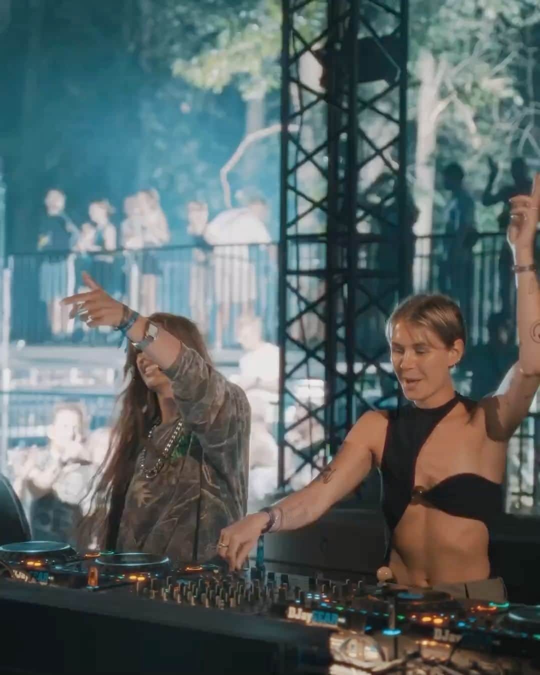 Spinnin' Recordsのインスタグラム：「The amazing @ki.slash.ki closed Draaimolen Festival 2023 with the help of the iconic @sevdaliza_ 🔥 The duo played a Spinnin' classic from 2019: @moguai - ACIIID (@krydermusic x @bennybenassi Remix), and the crowd went wild!!」