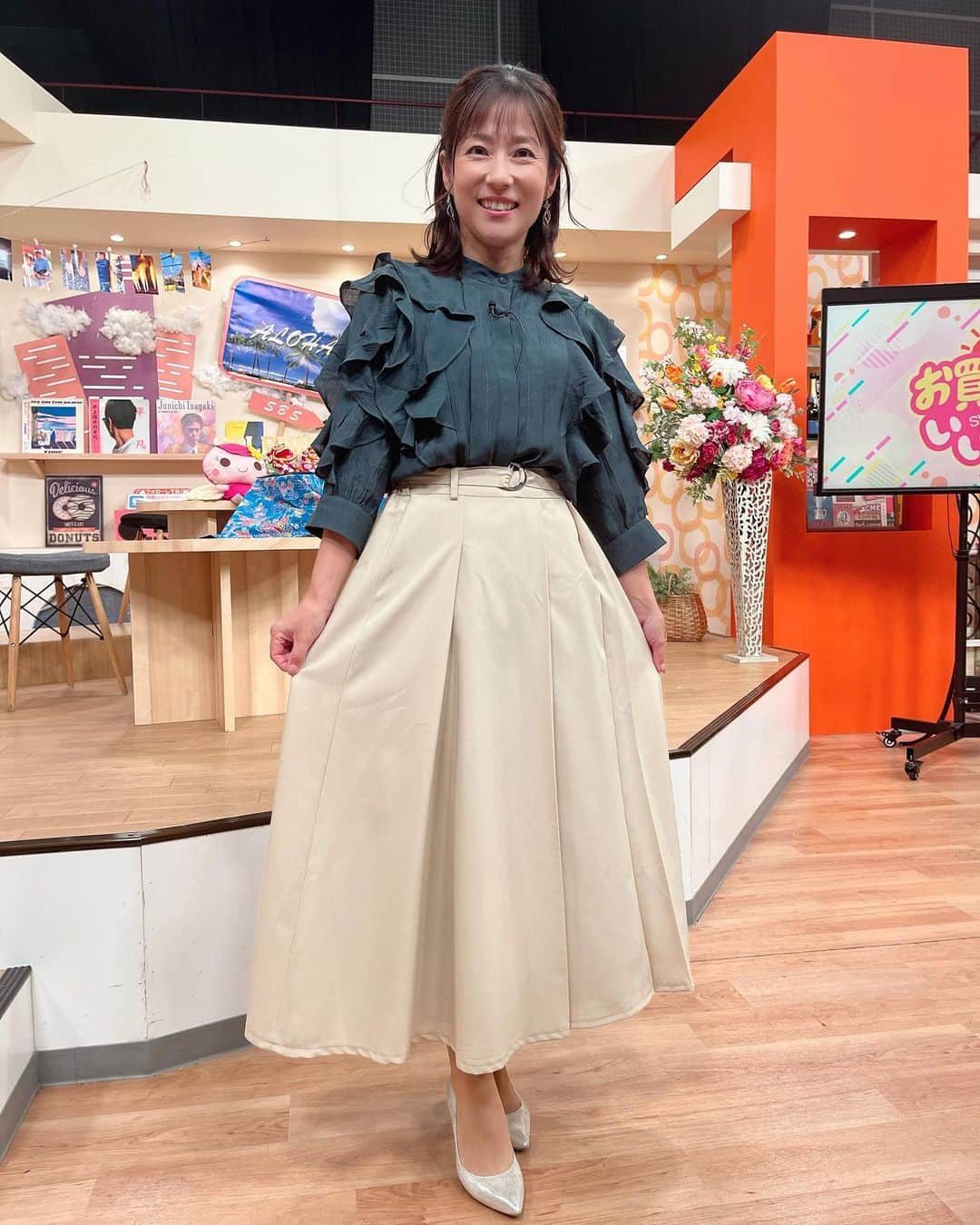 重長智子さんのインスタグラム写真 - (重長智子Instagram)「. . まだまだ蒸し暑くて プライベートではTシャツですが 衣装は深い色合いのものも。 . 先日のお買いものいいね衣装です🍂 . . #エアクロ #アナウンサー #衣装」9月14日 18時41分 - tomoko_shigenaga