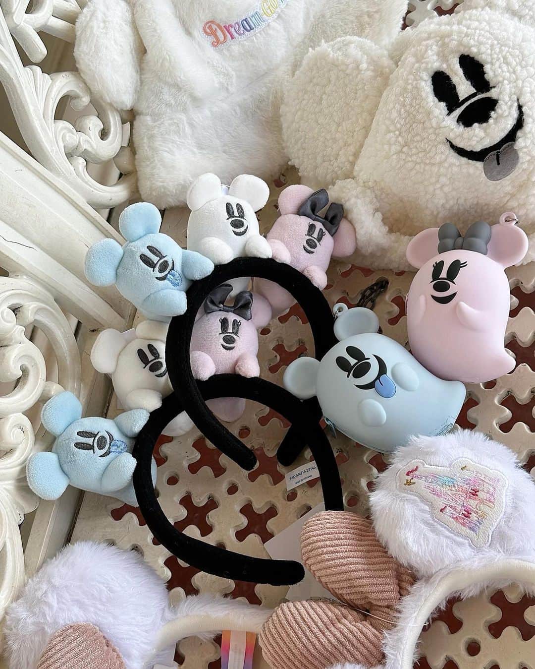 ひなたろす（佐原ひなた）のインスタグラム：「disney Halloween goods 👻  おばけミッキーカチューシャが1番お気に入りだった👻🎀 今年のハロウィンもとっても可愛かったー♡  スタンバイパス取らないとグッズが  購入できないから要注意です❕  #disney #ディズニー #ディズニーコーデ  #東京ディズニーランド  #ディズニーグッズ  #ディズニーカチューシャ #ハロウィン #ハロウィンコスプレ #ハロウィンディズニー  #dハロ  #halloween」