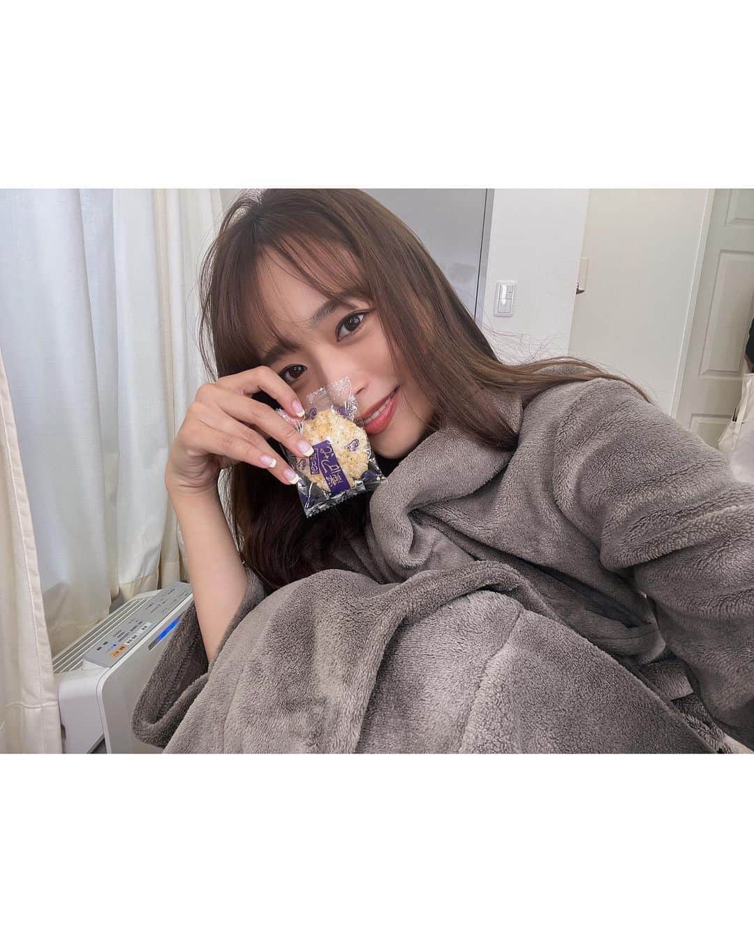 近藤千尋さんのインスタグラム写真 - (近藤千尋Instagram)「今日もおつかれさまでした🩵 久々の鼻水🤧さんなので 今日は早く寝ます💕😪 娘たちの優しさが沁みる…😢 水筒洗ってくれたり 私の隣にティッシュとゴミ箱設置してくれたり🤧  2人でお風呂溜めてくれたり いつも元気すぎる母ちゃんだから 鼻水出ただけですごい心配してくれる。笑🥺  みんなも季節の変わり目気を付けてね😷」9月14日 18時44分 - chipichan.1215
