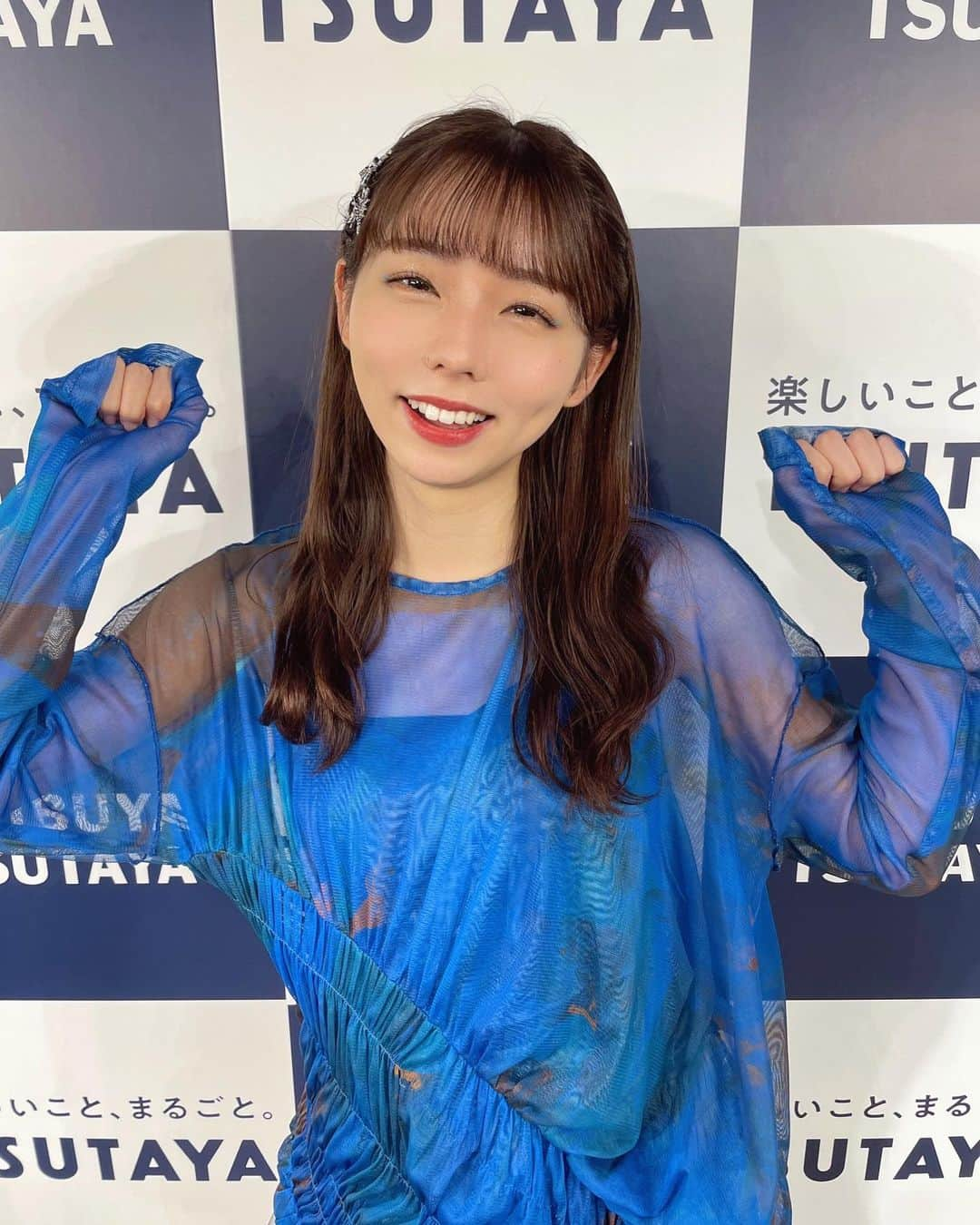 篠原望さんのインスタグラム写真 - (篠原望Instagram)「. 🦋💙 . . カレンダー発売記念イベント @ SHIBUYA TSUTAYA さん . . 実際に会ってお話できるイベントが またいつか出来たらなと思っていて！ . それがこうしてカレンダーの発売記念で 実現出来てすごく嬉しかったです🥹✨ . . このお洋服は11.12月のカットの衣装で 髪飾りはメイクさんにお借りしました  . 9/24(日)はタワーレコード津田沼店さんにて イベントがありますのでぜひ🫶🏻 . . hair make 高尾美紀さん @omiki_makeup  . . #ブルーコーデ #ブルーメイク #カラーメイク #ゆる巻き #巻き髪 #巻き髪アレンジ #ヘアアレンジ #instagood #makeup #colormakeup #ootd #japan #japanesegirl #カレンダー #篠原望」9月14日 18時54分 - nozomi_920