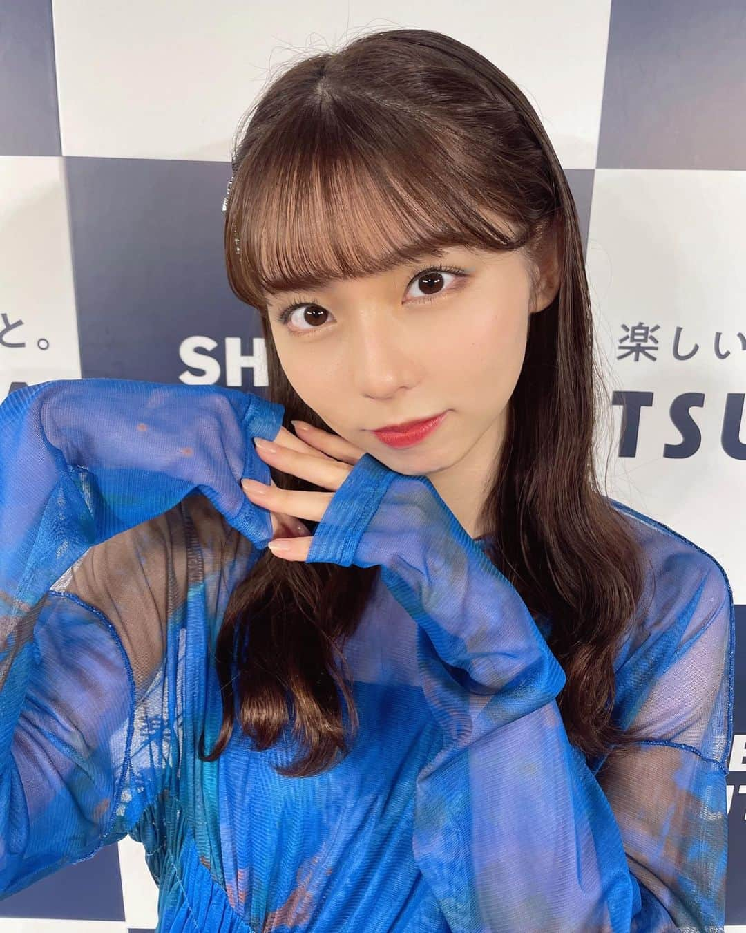 篠原望のインスタグラム：「. 🦋💙 . . カレンダー発売記念イベント @ SHIBUYA TSUTAYA さん . . 実際に会ってお話できるイベントが またいつか出来たらなと思っていて！ . それがこうしてカレンダーの発売記念で 実現出来てすごく嬉しかったです🥹✨ . . このお洋服は11.12月のカットの衣装で 髪飾りはメイクさんにお借りしました  . 9/24(日)はタワーレコード津田沼店さんにて イベントがありますのでぜひ🫶🏻 . . hair make 高尾美紀さん @omiki_makeup  . . #ブルーコーデ #ブルーメイク #カラーメイク #ゆる巻き #巻き髪 #巻き髪アレンジ #ヘアアレンジ #instagood #makeup #colormakeup #ootd #japan #japanesegirl #カレンダー #篠原望」