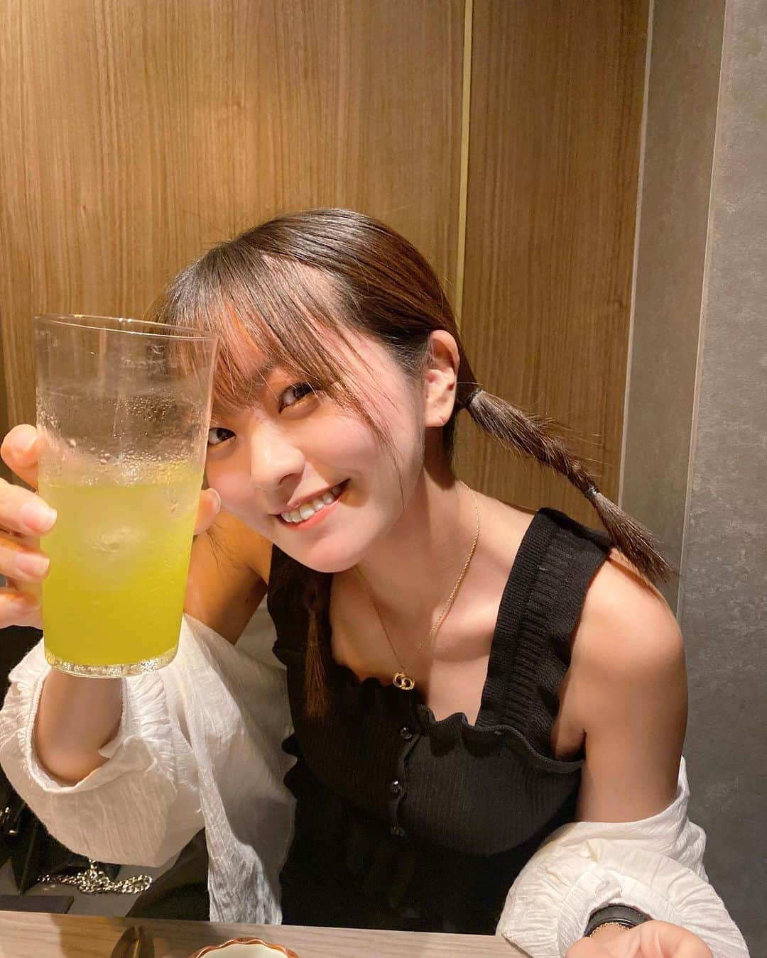 佐々木ちょこのインスタグラム：「先日友人と焼肉行ってきました〜🍖 盛りだくさんのコースですごかった！ お酒も少しだけ飲んだ🍻  コース内容は  ○本日のスープ ○前菜・キムチの盛り合わせ(4品日替わり) ○本日のユッケ ○かみ山焼き ○塩肉盛り合わせ(3品日替わり) ○箸休め ○肉料理 ヒレカツサンド（シャトーブリアンに変更の場合あり） ○タレ肉盛り合わせ(3品日替わり) ○食事 和牛タンカレーorかみ山冷麺 (私は冷麺にしたよ！タンカレーも気になる🥲) ○甘味 (飲み放題付き！)  めちゃくちゃ盛りだくさんじゃないですか？ 名物のかみ山焼、店員さんが焼いてくれるんだけど レアで柔らかくてとっても美味しかった〜！ 卵黄つけて食べるお肉って結構あるけど、半熟卵は初だった！🍳  他のお肉も全部柔らかくてすごく美味しかった😭幸 焼肉屋さんで必ず！ってくらい食べる〆の冷麺もスープがとろとろでコショウがきいてて美味しかった〜！初めての味！  もう食べられないおなかいっぱいだ〜！ ってくらい堪能できて幸せでした！  予約制&全席個室なのも個人的には嬉しかったです！ すごく落ち着いた空間で居心地バツグンでした！ 皆さんもぜひ〜！  PR @shibuya_kamiyama #東京焼肉 #渋谷焼肉 #渋谷焼肉かみ山 #個室焼肉 #渋谷グルメ #焼肉グルメ」