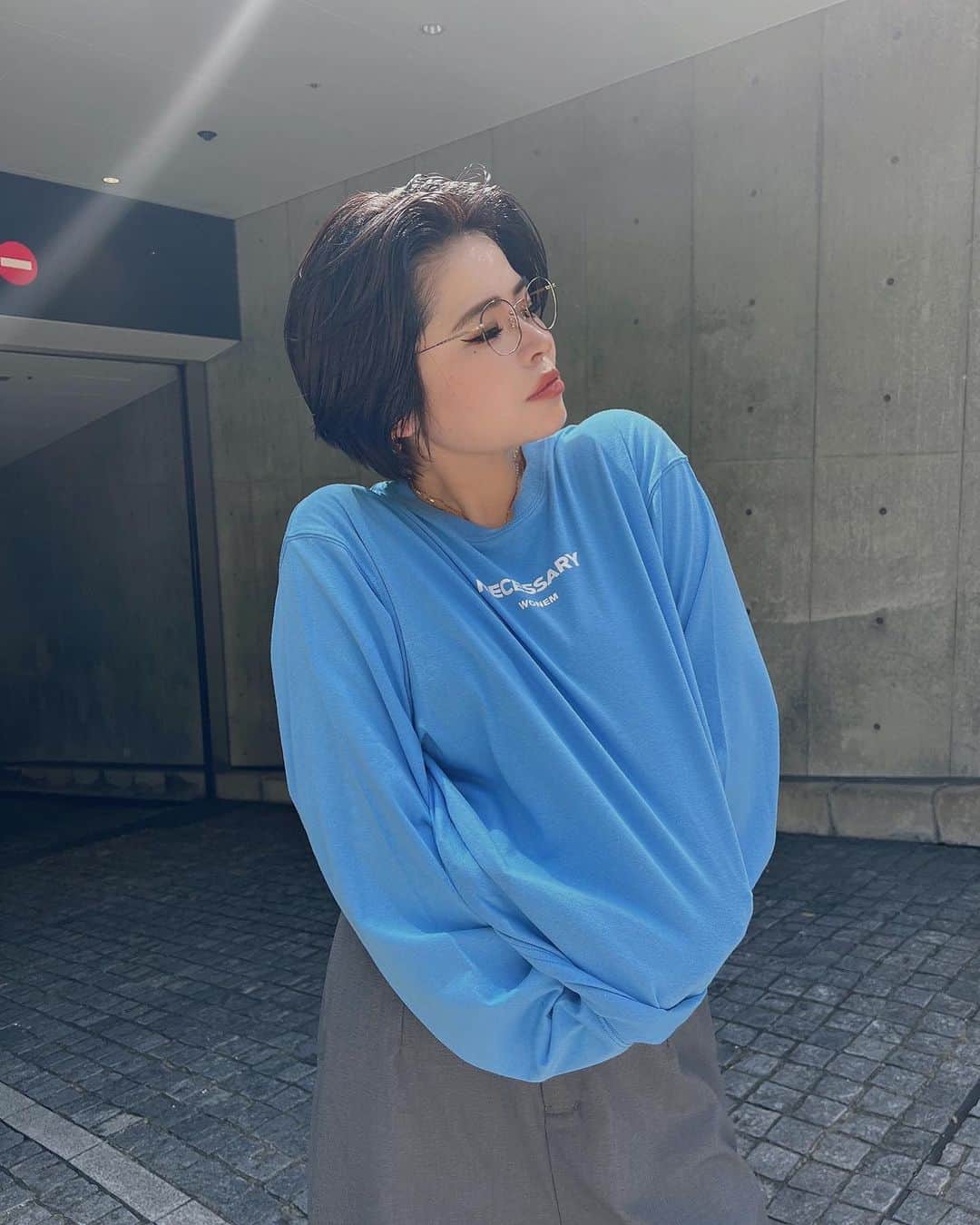 金子若菜のインスタグラム：「⠀ 今日は朝からロケ撮影でして、 先程終了しました…！✌🏻  いけるかなと思っていたら まだ全然暑くてやばいね笑  そして明日も朝から撮影からの ライブコマースという とんでもねぇスケジュール😂  頑張る、俺。  昨日発売したロンTはユニセックスでございやす！ 俺はブルー推しだぜ🩵  この極太ワイドパンツは来週発売だにょ。  明日も頑張りますか、俺ら！」