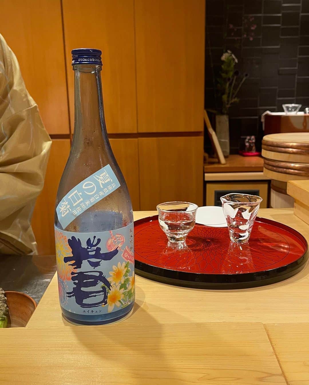 うちやえゆかさんのインスタグラム写真 - (うちやえゆかInstagram)「泡が綺麗。ぼーっと見れる😑 日本酒🍶 甘くてフルーティーなのが好きです ちょっとずついただいたりして  お酒を舐めながら、お水ガブガブ呑めば おちょこ1.5〜2杯＝3時間 美味しくいただけるペースつかめてから とっても楽しめるようになりますた🤣  #日本酒 #美味しいな #詳しくない #お寿司 #と #いいね」9月14日 18時47分 - yukauchiyae