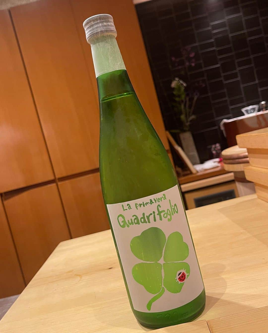 うちやえゆかさんのインスタグラム写真 - (うちやえゆかInstagram)「泡が綺麗。ぼーっと見れる😑 日本酒🍶 甘くてフルーティーなのが好きです ちょっとずついただいたりして  お酒を舐めながら、お水ガブガブ呑めば おちょこ1.5〜2杯＝3時間 美味しくいただけるペースつかめてから とっても楽しめるようになりますた🤣  #日本酒 #美味しいな #詳しくない #お寿司 #と #いいね」9月14日 18時47分 - yukauchiyae