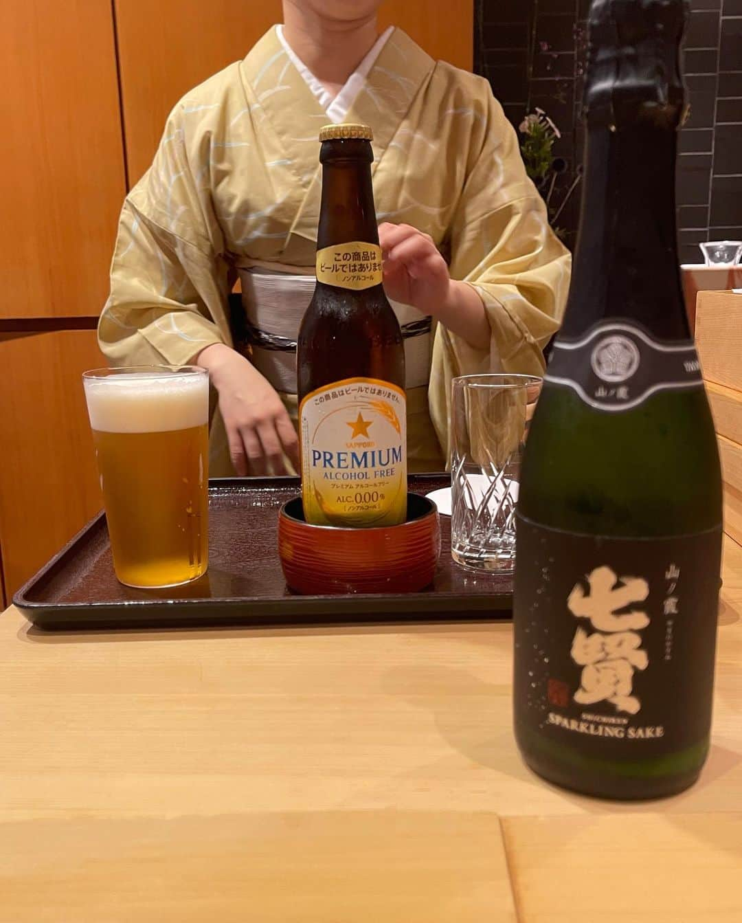 うちやえゆかさんのインスタグラム写真 - (うちやえゆかInstagram)「泡が綺麗。ぼーっと見れる😑 日本酒🍶 甘くてフルーティーなのが好きです ちょっとずついただいたりして  お酒を舐めながら、お水ガブガブ呑めば おちょこ1.5〜2杯＝3時間 美味しくいただけるペースつかめてから とっても楽しめるようになりますた🤣  #日本酒 #美味しいな #詳しくない #お寿司 #と #いいね」9月14日 18時47分 - yukauchiyae