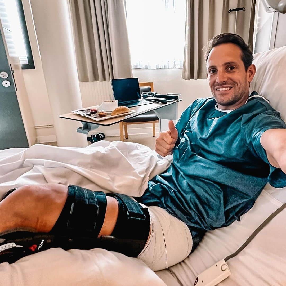 ルノー・ラビレニのインスタグラム：「Opération bien passée, le tendon d’ischio jambier est réparé ✅  Un nouveau challenge commence dès aujourd’hui et je suis motivé comme toujours 👊🏼  Merci à vous pour le soutien, je ne lâcherai pas pour ma passion 💙  #roadtoParis J-324  Merci Dr Lefevre 🙌🏼」