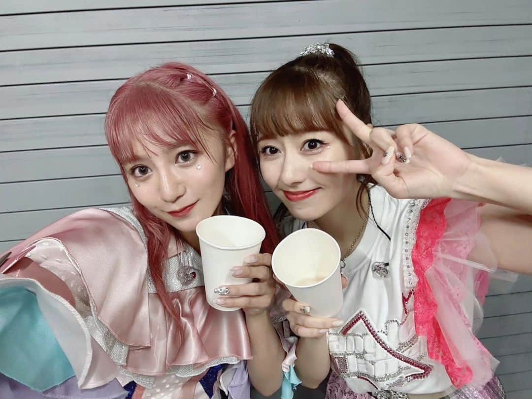 のインスタグラム：「🖤🖤🖤 . あーりんと終わってからビールで乾杯して  本番前かあやと髪色お揃いでわーいってなってた笑  私達も大人になりました . #mireinsta #星名美怜  #トライアングルプラネット #乾杯 #ピンクヘア」